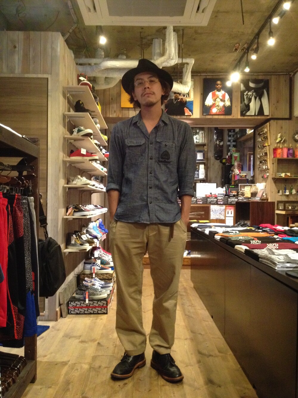 「シャツ、lafayette、シャンブレーシャツ、シャツスタイル、ラファイエット」｜「LafayetteのACE OF SPADE シャンブレーシャツ（シャツ/ブラウス、ブルー系）」を使った、Lafayette横浜店さん（メンズ・176cm）の秋コーディネートの1枚目の写真