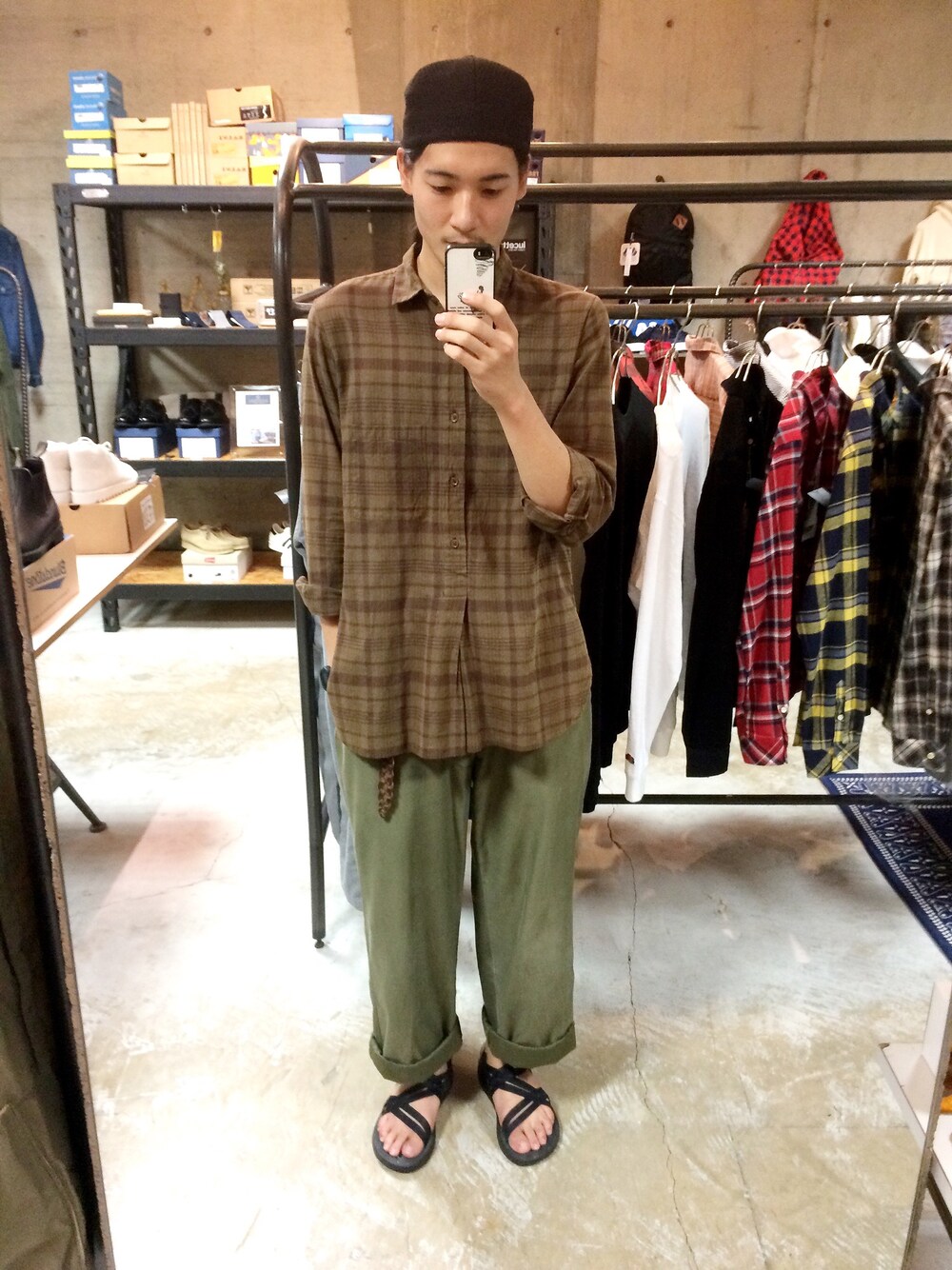 「YAECA、カーゴパンツ、チェックシャツ、サンダルコーデ、ビッグシャツ、KNOCKOUT」｜「YAECAのアイテム（シャツ/ブラウス、ブラウン系）」を使った、daikiさん（メンズ・180cm）の秋コーディネートの1枚目の写真