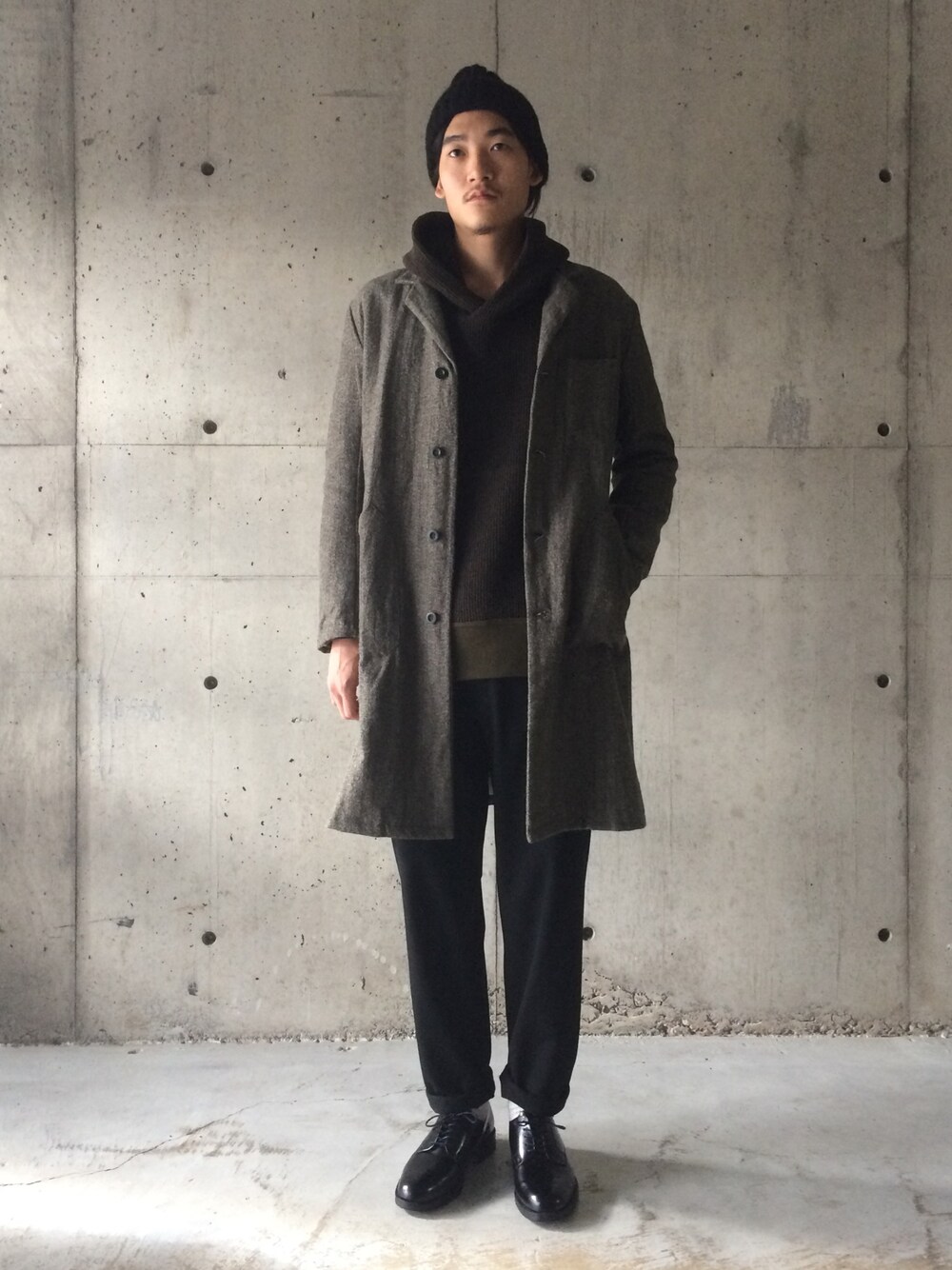 「ロングコート、アウター、curly、yarmo、YAECA、チェスターコート、黒パンツ、フード、KNOCKOUT」｜「Curlyのアイテム（パーカー、グリーン系）」を使った、daikiさん（メンズ・180cm）の秋コーディネートの1枚目の写真