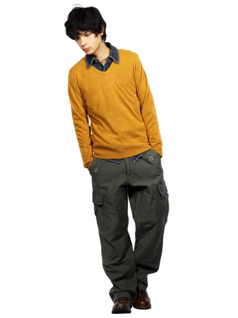 イエロー系のニット/セーター、ブルー系のシャツ/ブラウス、グリーン系のカーゴパンツを着用したメンズの夏コーディネートの1枚目の写真