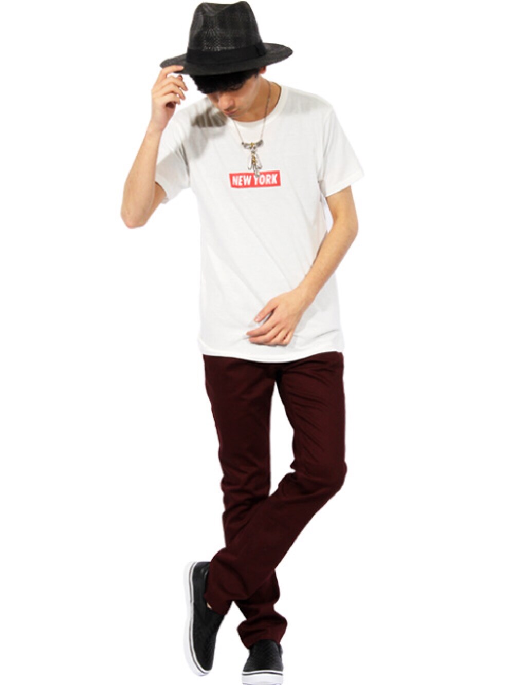 「スニーカー、カジュアル、シンプル、スキニーパンツ、アメカジ、ストリート、ハット、ロゴTシャツ、８(eight)」｜「８(eight)のカラー スキニーパンツ ストレッチ生地 スリムパンツ （チノパンツ、レッド系）」を使った、8(eight)さん（メンズ・175cm）の秋コーディネートの1枚目の写真