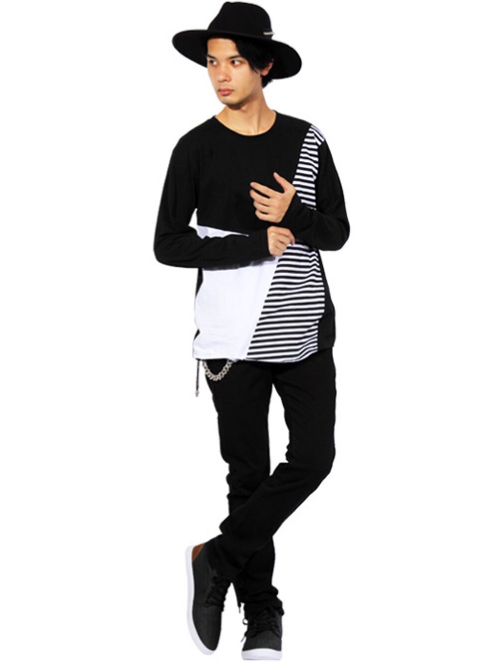 ブラック系のTシャツ/カットソー、ブラック系のハット、ブラック系のバングル/リストバンドを着用したメンズの秋コーディネートの1枚目の写真