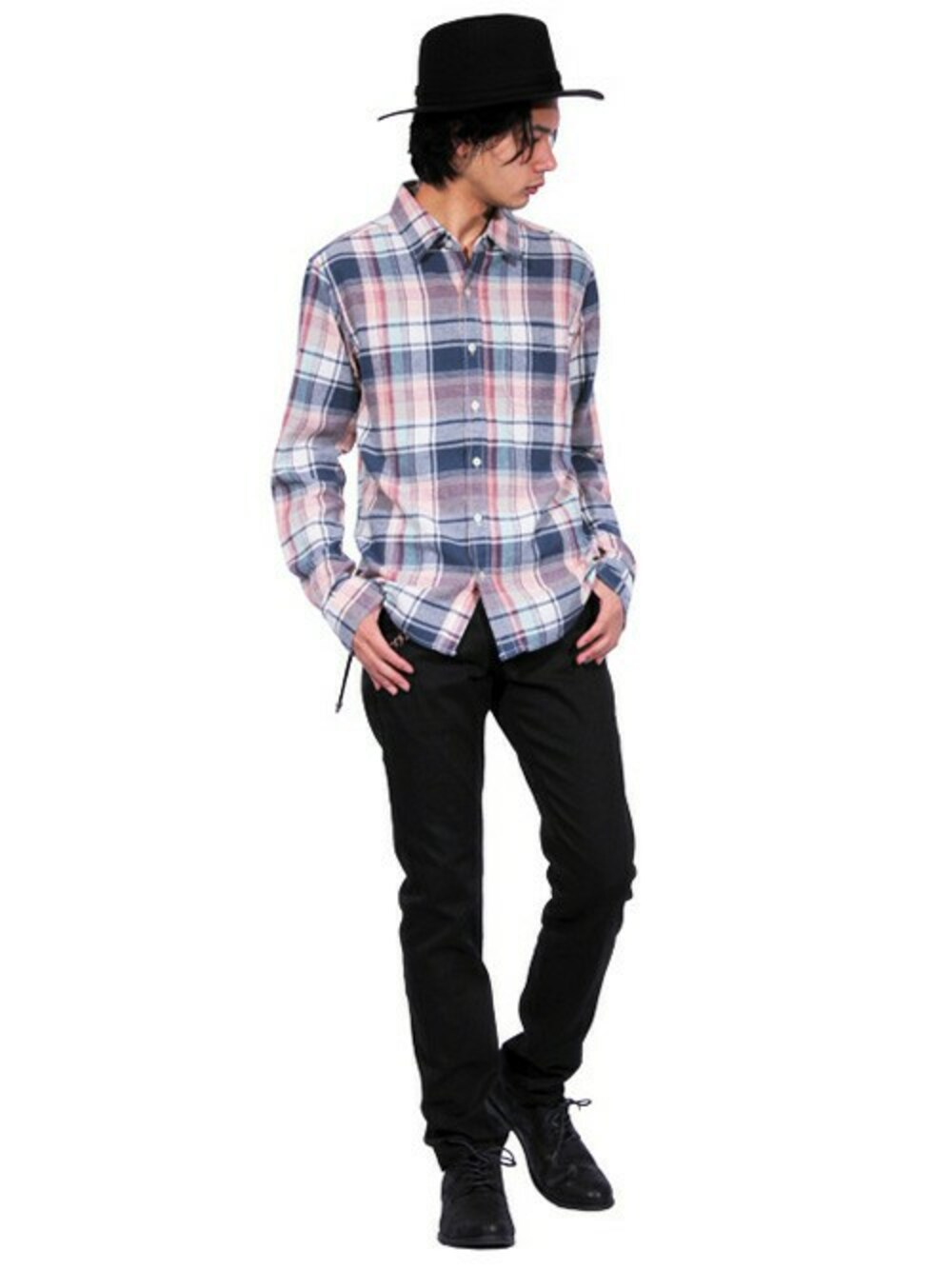 ピンク系のシャツ/ブラウス、ホワイト系のTシャツ/カットソー、ブラック系のチノパンツを着用したメンズの秋コーディネートの1枚目の写真