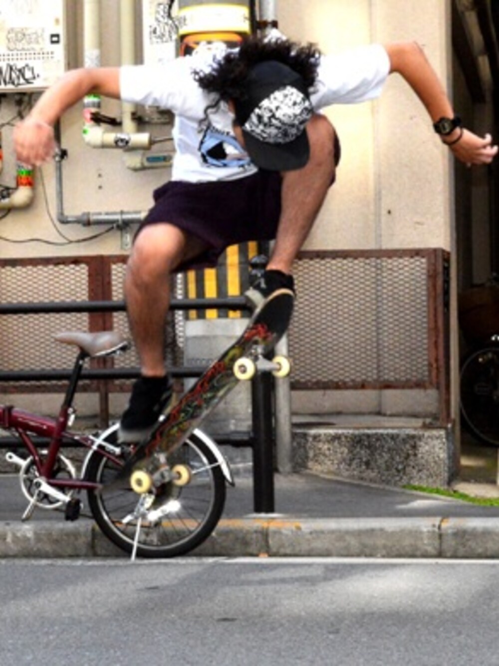 「SK8　、ショーツ、Ollie、スケータースタイル、アナーク、SIS、スイス、ANARC、オーリー、ANARC OF HEX」｜「ANARC of hexのANARC OF HEX / not A hero TEE（Tシャツ/カットソー、ホワイト系）」を使った、S・I・S（非公式）さん（メンズ・180cm）の夏コーディネートの1枚目の写真