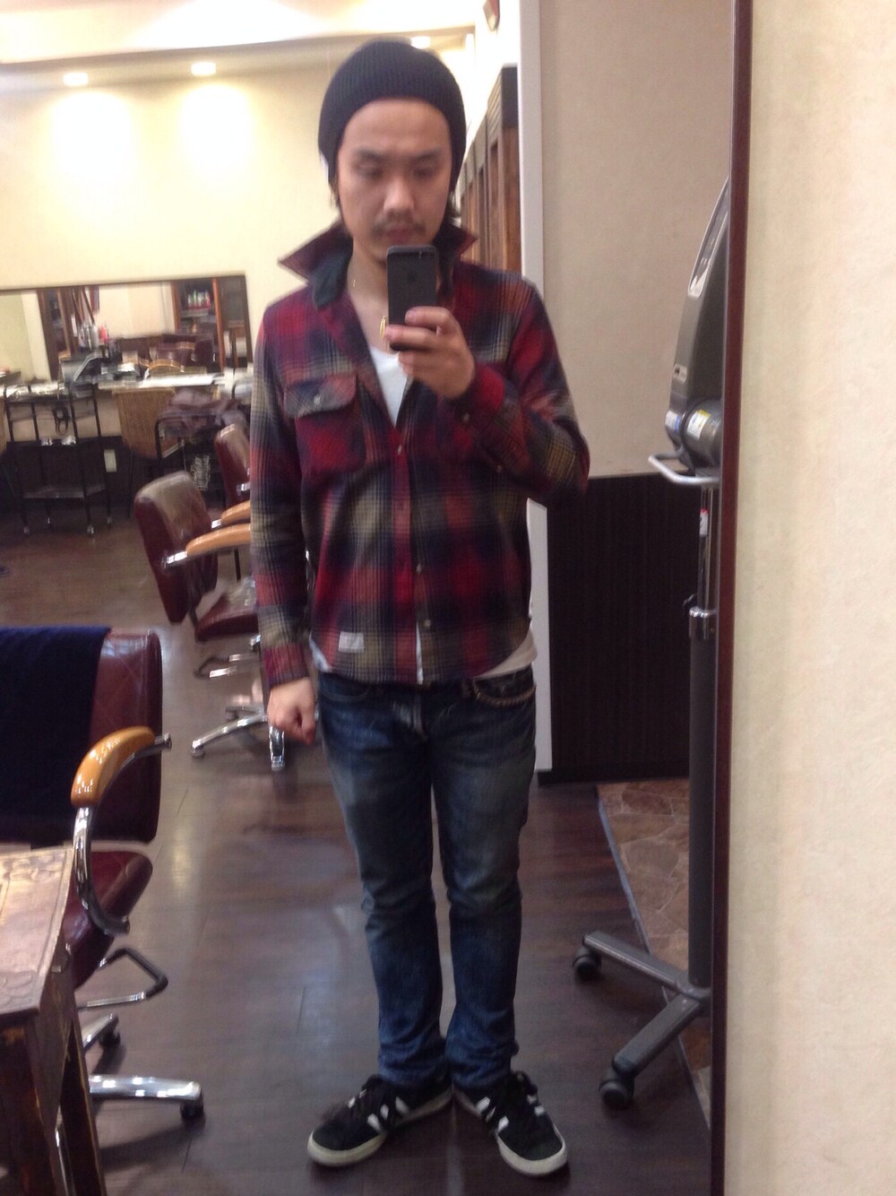 「DELUXEのアイテム（シャツ/ブラウス、レッド系）」を使った、Satoshi Sanoさん（メンズ・170cm）の夏コーディネートの1枚目の写真