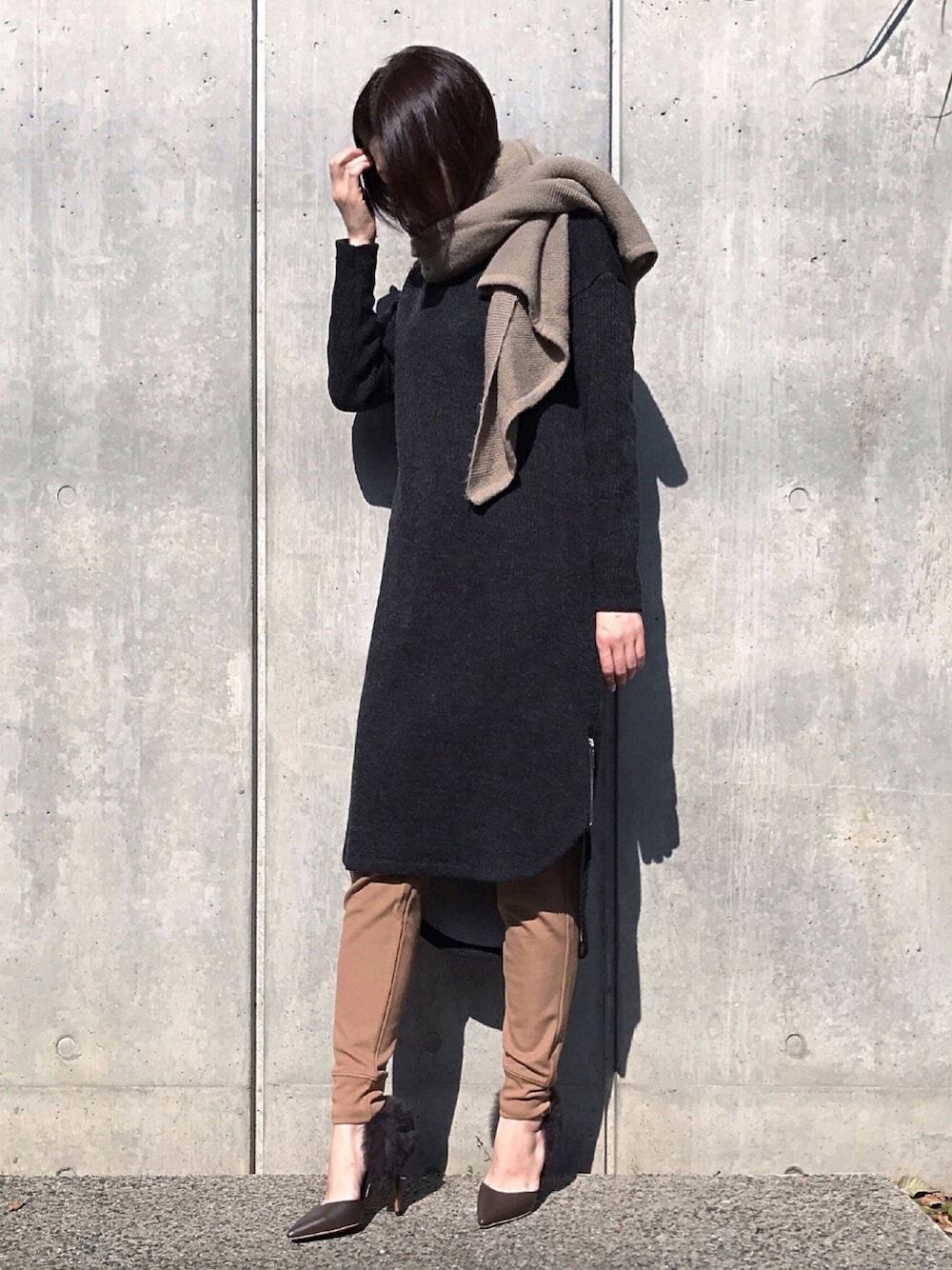 グレー系のワンピース、ブラウン系のその他パンツ、ブラウン系のパンプスを着用したレディースの秋コーディネートの1枚目の写真