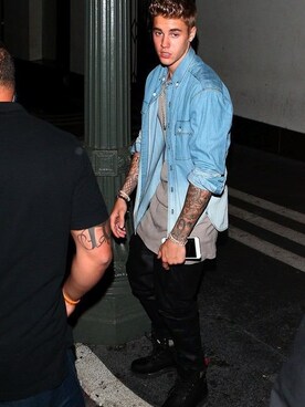 「シャツのアイテム（シャツ/ブラウス、ブルー系）」を使った、Justin Bieberさん（レディース・165cm）の秋コーディネート