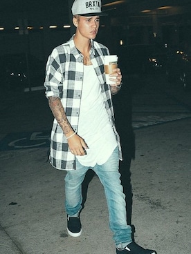 「シャツのアイテム（シャツ/ブラウス、シルバー系）」を使った、Justin Bieberさん（レディース・165cm）の秋コーディネート