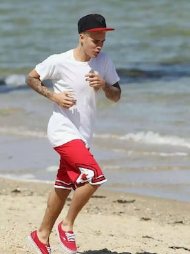 「Tシャツのアイテム（トップス、ホワイト系）」を使った、Justin Bieberさん（レディース・165cm）の秋コーディネート