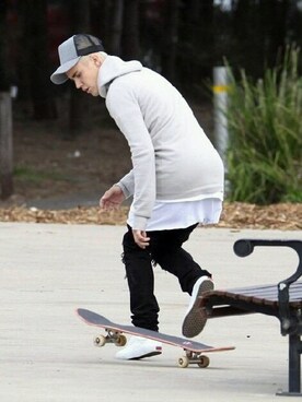 「シューズのアイテム（シューズ、ホワイト系）」を使った、Justin Bieberさん（レディース・165cm）の秋コーディネート