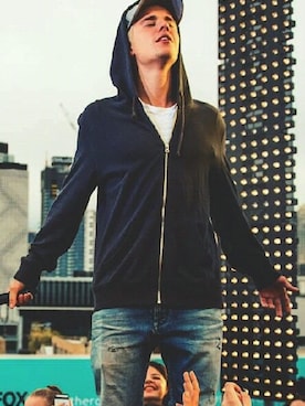 「Parker（パーカー）のアイテム（トップス、ブラック系）」を使った、Justin Bieberさん（レディース・165cm）の秋コーディネート