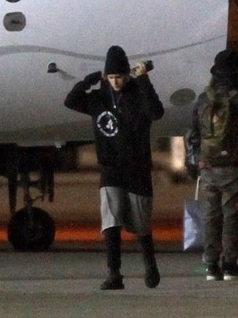 「justinbieber、ジャスティンビーバー、VANS、スキニージーンズ、バスパン、スウェット、パーカー」｜「Parkerのアイテム（パーカー、ブラック系）」を使った、Justin Bieberさん（レディース・165cm）の秋コーディネートの1枚目の写真