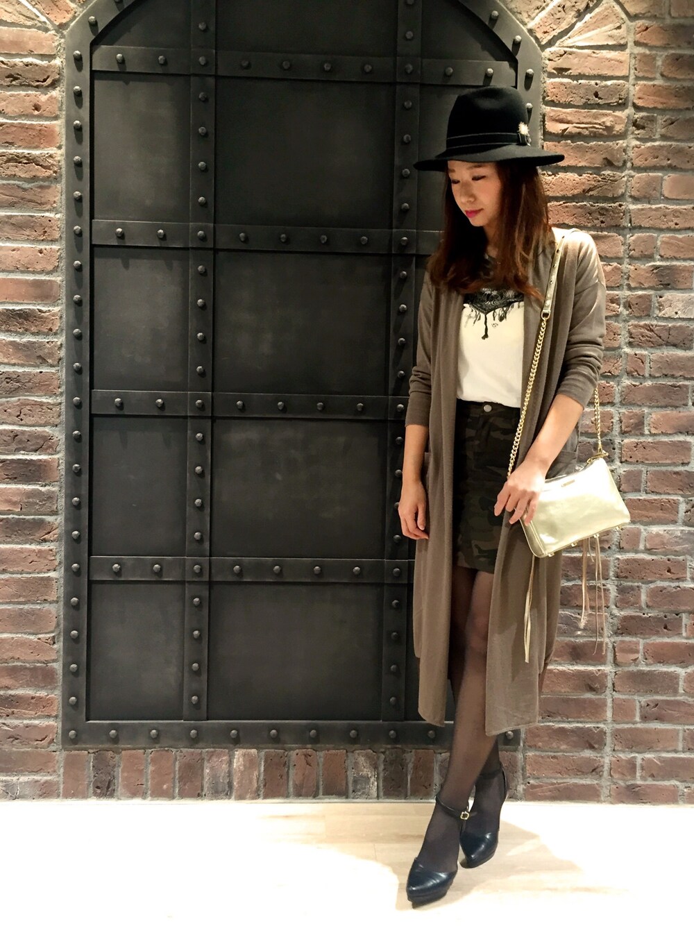 「タイトスカート、カモフラ、ハット、ロングカーディガン、LOVELESS、GUILD PRIME」｜「LOVELESS WOMENSの【LOVELESS】WOMENS オータムロングカーディガン（カーディガン/ボレロ、ベージュ系）」を使った、mikaさん（レディース・169cm）の秋コーディネートの1枚目の写真