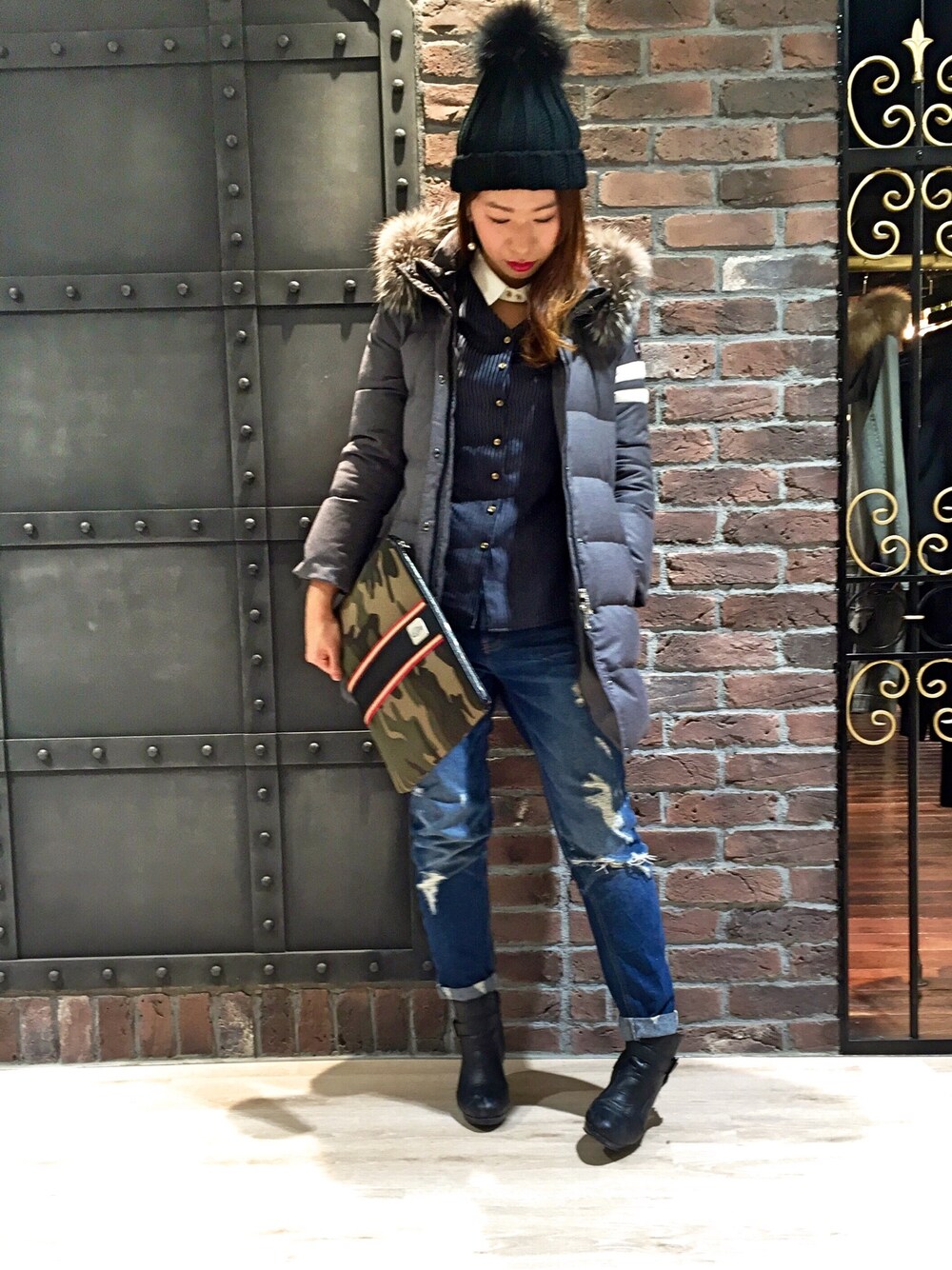 「ニット帽、ダウンコート、仙台、GUILD PRIME、ダメージデニムパンツ」｜「GUILD PRIMEの【GUILD PRIME】WOMENS ダメージデニム（デニムパンツ、ブルー系）」を使った、mikaさん（レディース・169cm）の秋コーディネートの1枚目の写真