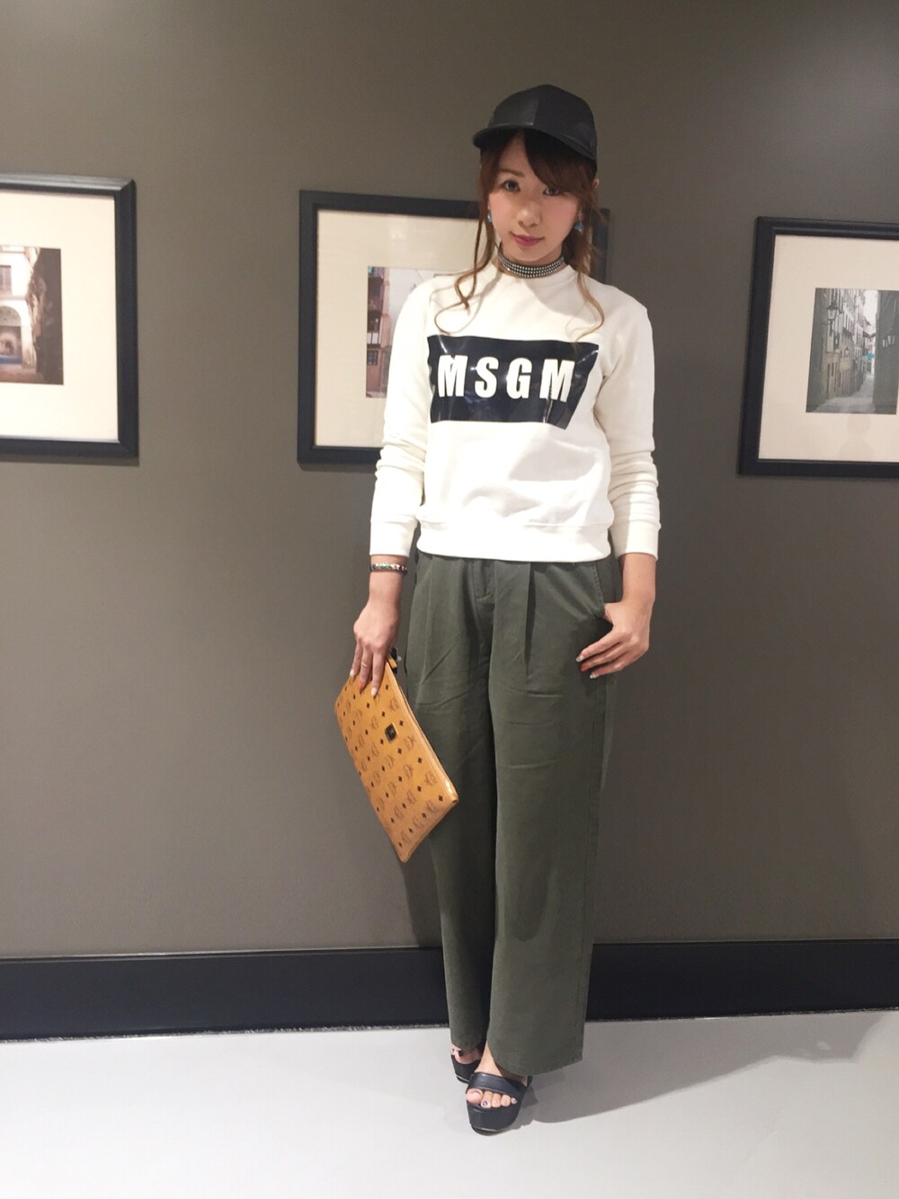 「カジュアル、ワイドパンツ、休日スタイル、黒、MSGM、GUILDPRIME、LOVELESS、秋のコーデ、カーキ、仙台」｜「GUILD PRIMEの【GUILD PRIME】WOMENS ミリタリーワイドパンツ（その他パンツ、グリーン系）」を使った、mikaさん（レディース・169cm）の夏コーディネートの1枚目の写真