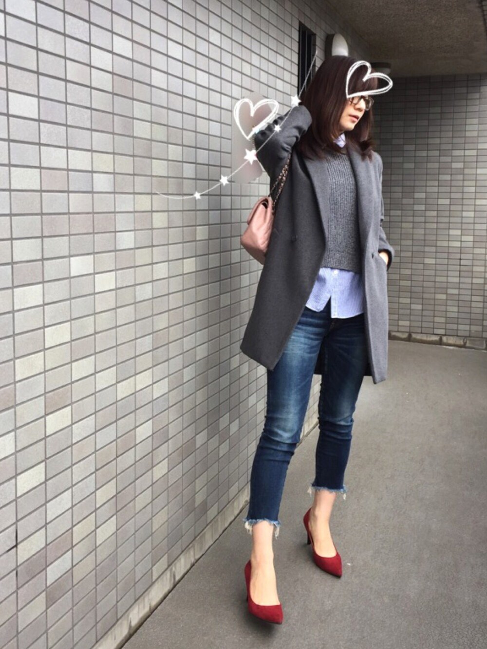 ブルー系のデニムパンツ、グレー系のチェスターコート、レッド系のパンプスを着用したレディースの春コーディネートの1枚目の写真