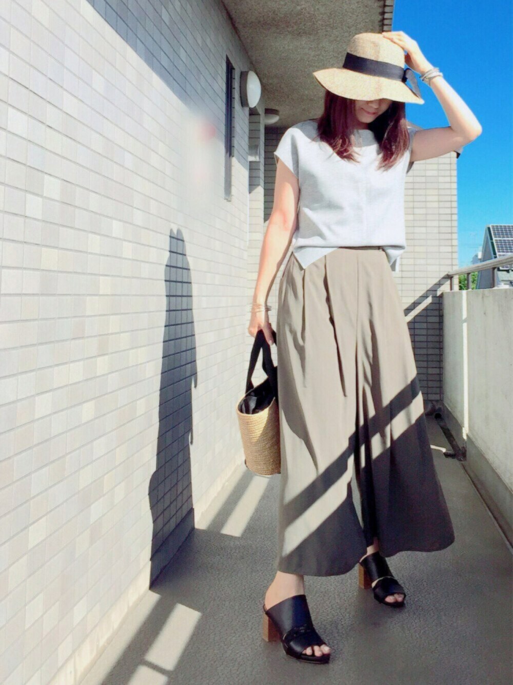 「夏、ラフ、シンプル、ラクチンコーデ、オトナカジュアル、ワイドパンツ、スカンツ、かごバッグ、むぎわら帽子、Doシンプル部」｜「ZARAのアイテム（トップス、グレー系）」を使った、☆aiai☆さん（レディース・166cm）の夏コーディネートの1枚目の写真