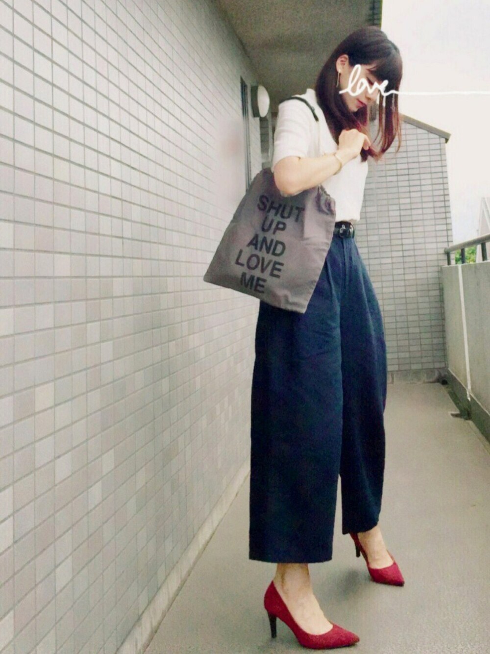 「白Tシャツ、ハイウエスト、ワイドパンツ、赤パンプス、ゴールドアクセ、オトナカジュアル、秋、モノトーン、Doシンプル部、Doシンプル部 限定 感謝祭 モノトーン編」｜「UNIQLOのアイテム（Tシャツ/カットソー、ホワイト系）」を使った、☆aiai☆さん（レディース・166cm）の夏コーディネートの1枚目の写真