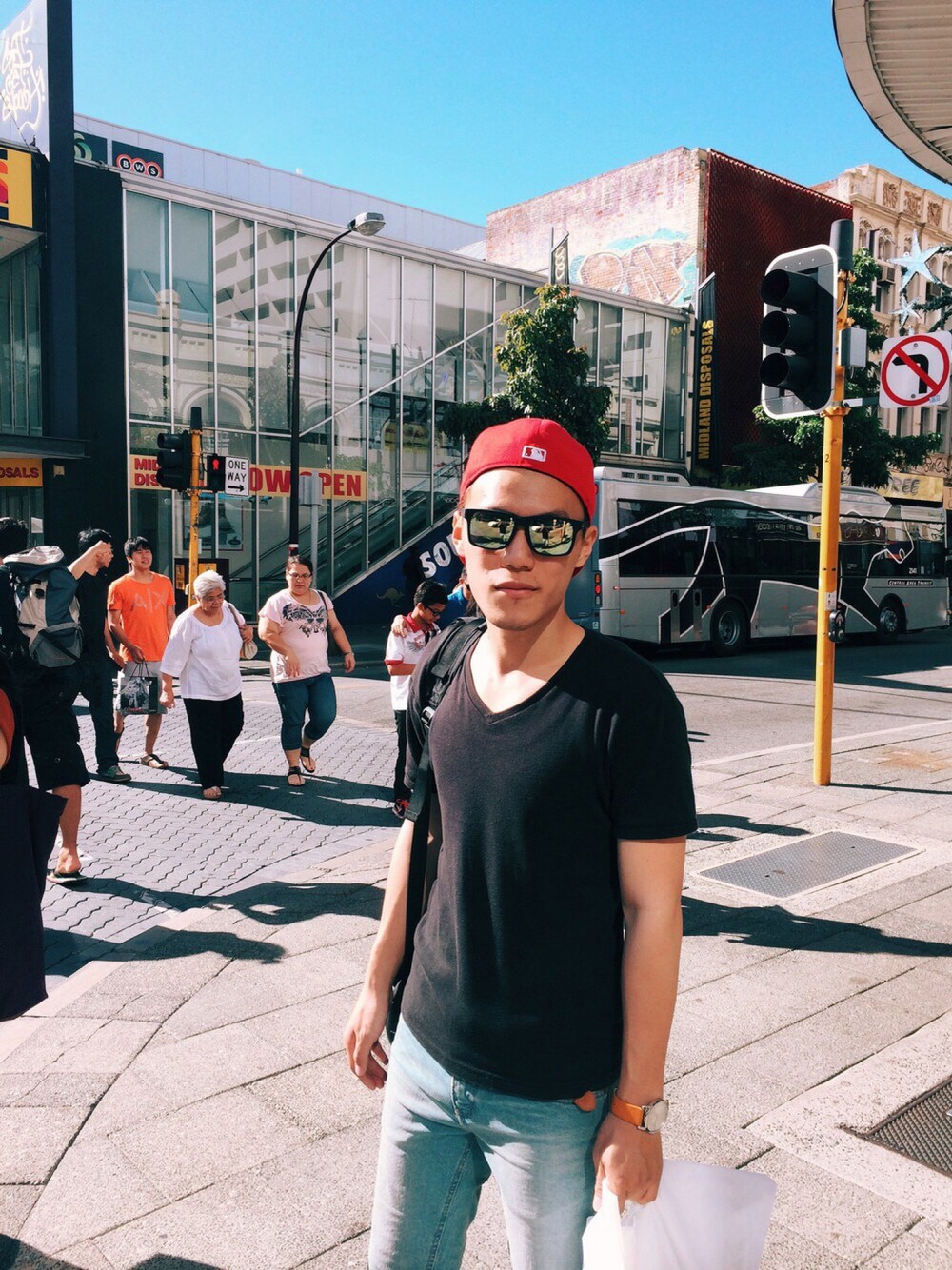 「summer、ck、navy、NEW ERA、red、black、blue、casual、simple」｜「NEW ERAのNEWERA 59FIFTY CAP NEW YORK YANKEES SCARLET（キャップ、レッド系）」を使った、Josephさん（メンズ・173cm）の春コーディネートの1枚目の写真
