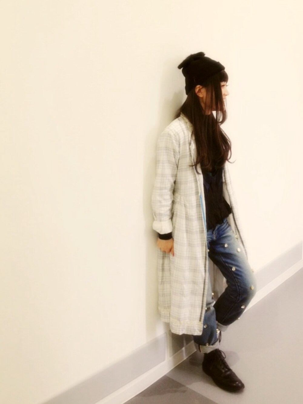 ホワイト系のその他アウター、ブラック系のブーツ、ブルー系のデニムパンツを着用したレディースの冬コーディネートの1枚目の写真