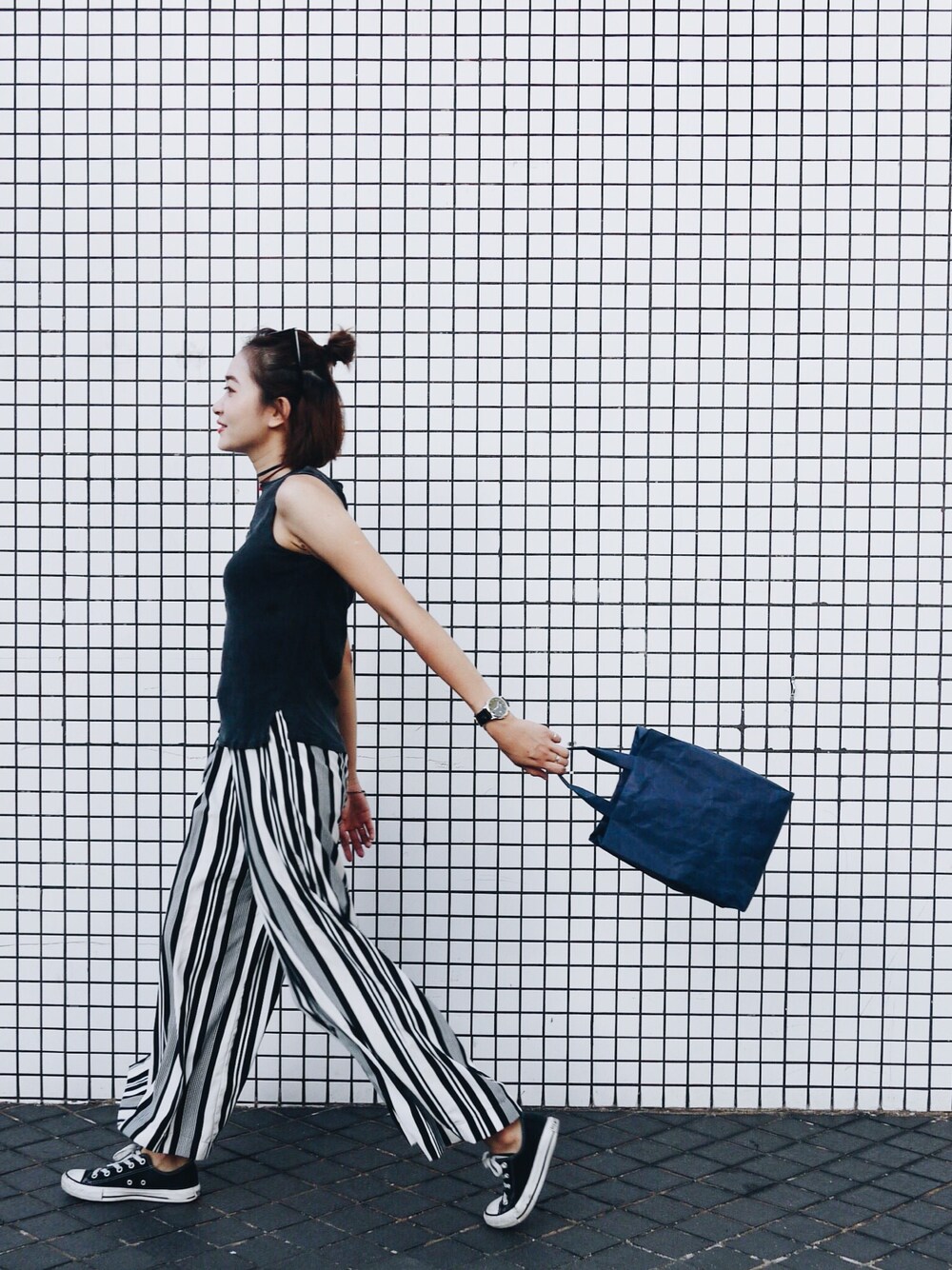 ブラック系のその他トップス、ブラック系のパンツ、ホワイト系のスニーカーを着用したレディースの夏コーディネートの1枚目の写真