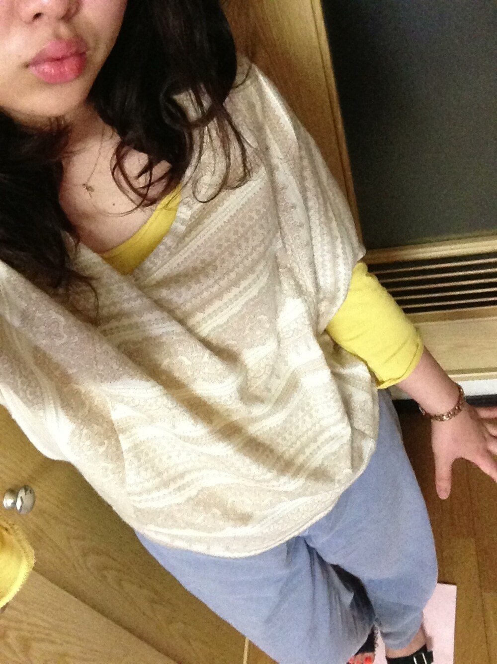 ベージュ系のニット/セーター、ホワイト系のCDを着用したレディースの春コーディネートの1枚目の写真