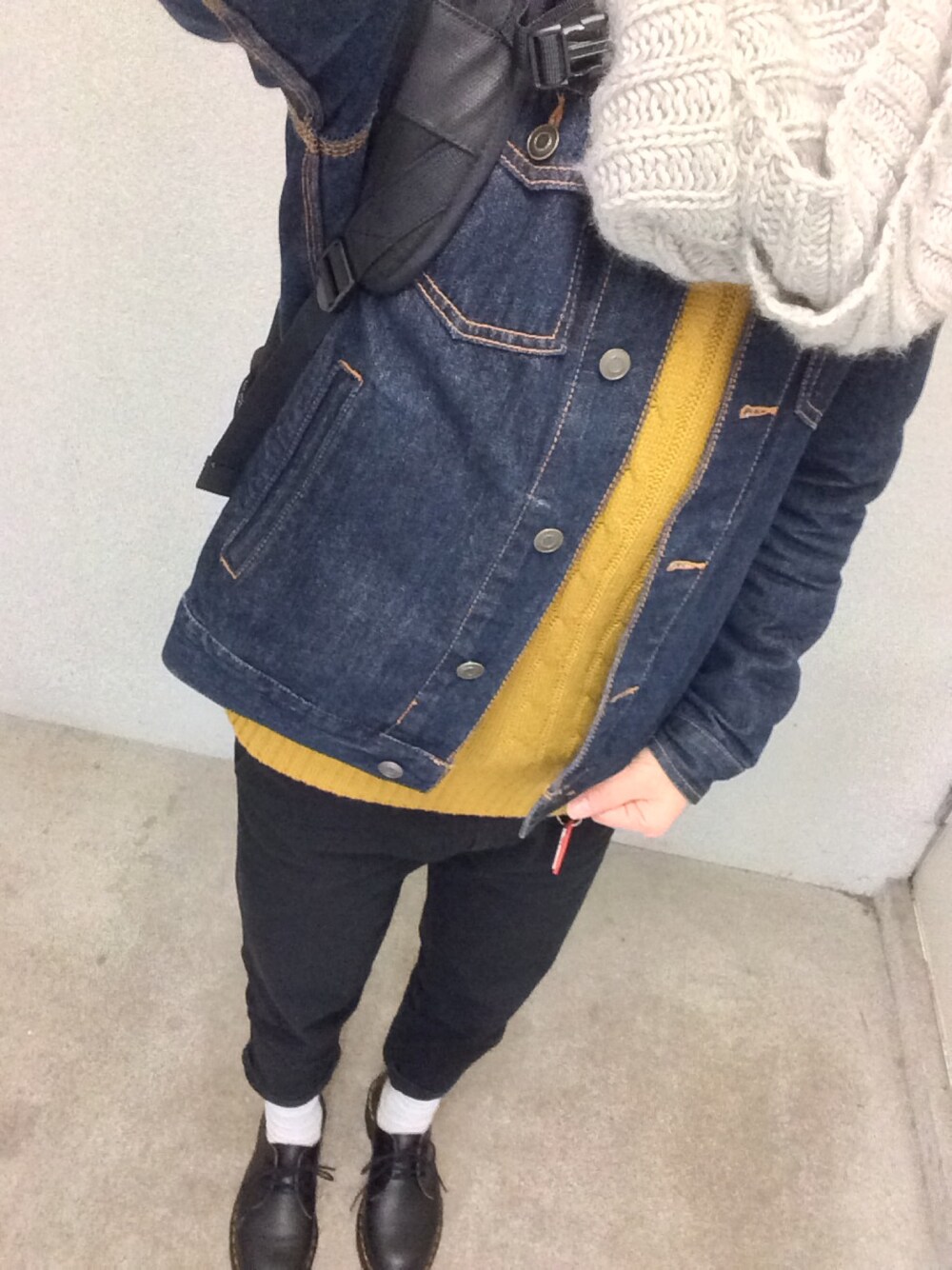 「ジージャン、ケーブルニット、クロップドパンツ、スヌード、Dr.Martens、ドクターマーチン、黒リュック、ニクソン(NIXON)、TK MIXPICE、寒い」｜「NIXONのLANDLOCK Ⅱ BACKPACK（バックパック/リュック、ブラック系）」を使った、るるるさん（メンズ・169cm）の冬コーディネートの1枚目の写真