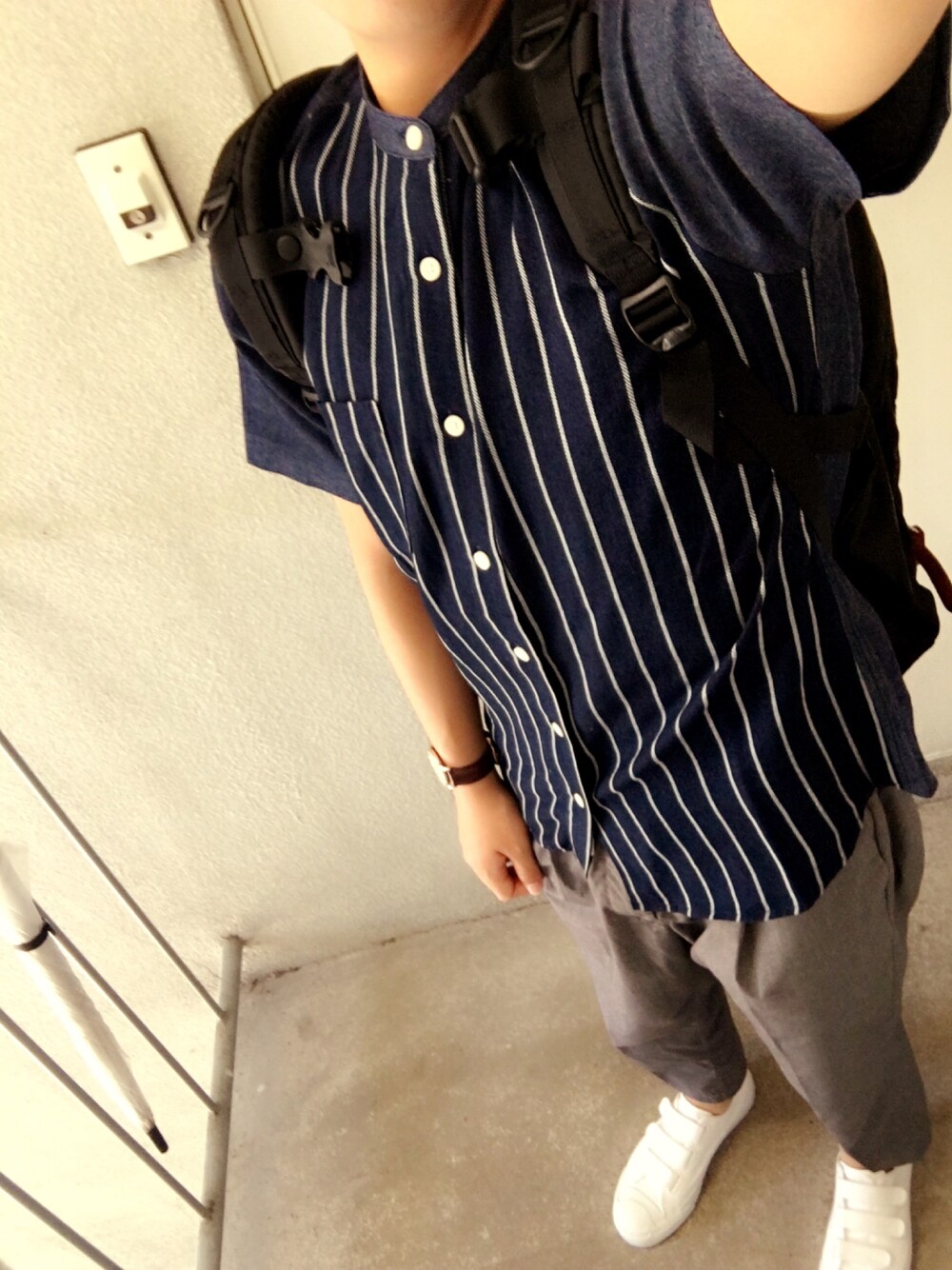 「バンドカラー、UP START、クロップドパンツ、タックパンツ、RAGEBLUE、ジャックパーセル、コンバース、Daniel Wellington、黒リュック、大学生」｜「UP STARTの前身頃切替バンドカラーデニムシャツ（シャツ/ブラウス、ブルー系）」を使った、るるるさん（メンズ・169cm）の夏コーディネートの1枚目の写真