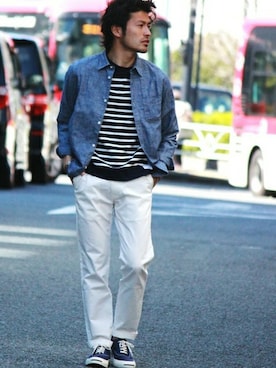 「ホワイトパンツ」｜「アイテム（スニーカー）」を使った、JOURNAL STANDARD 表参道 スタッフさん（メンズ・175cm）の春コーディネート