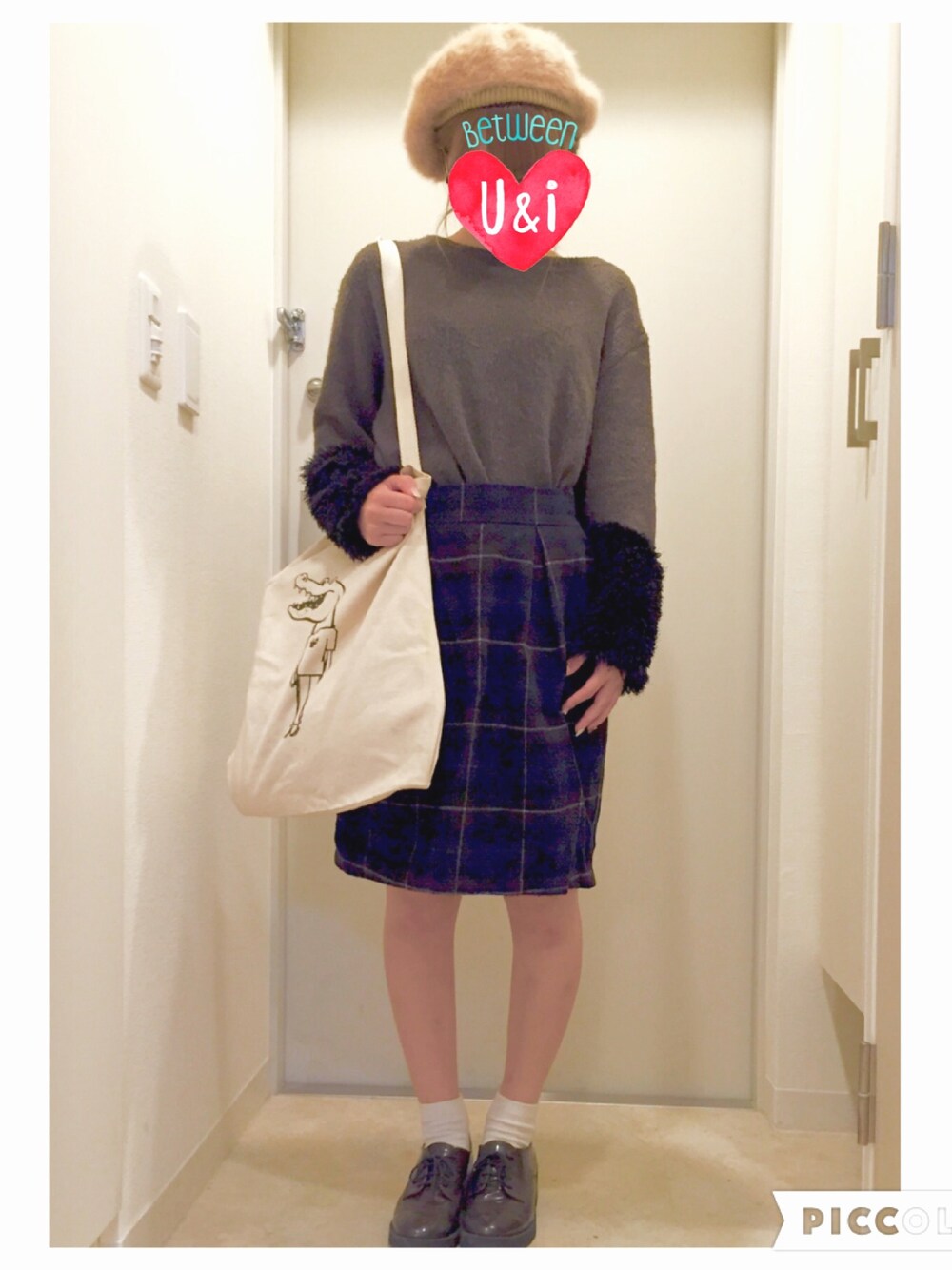 グレー系のニット/セーター、ブルー系のスカート、ブラウン系のその他シューズを着用したレディースの秋コーディネートの1枚目の写真