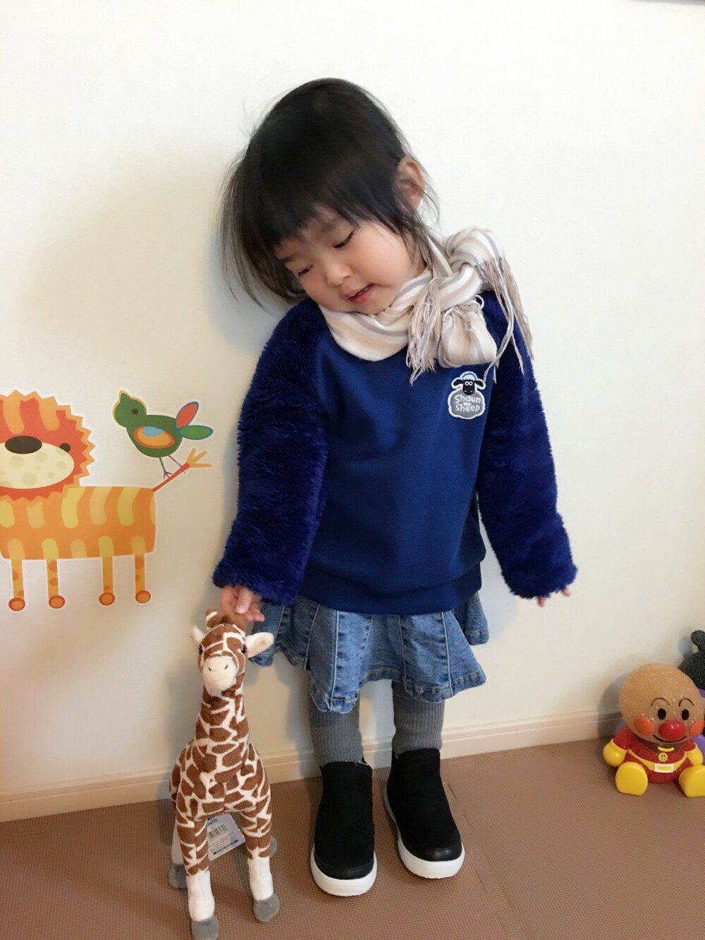 「キッズコーデ、女の子、2歳、シンプル、デニムスカート、スリッポン、ふわふわ、ぬいぐるみ」｜「GLOBAL WORKの【キッズ】ハイカットスリッポン15Kids/565998（スリッポン、その他）」を使った、NANA☆SHIN😘さん（キッズ・80cm）の春コーディネートの1枚目の写真