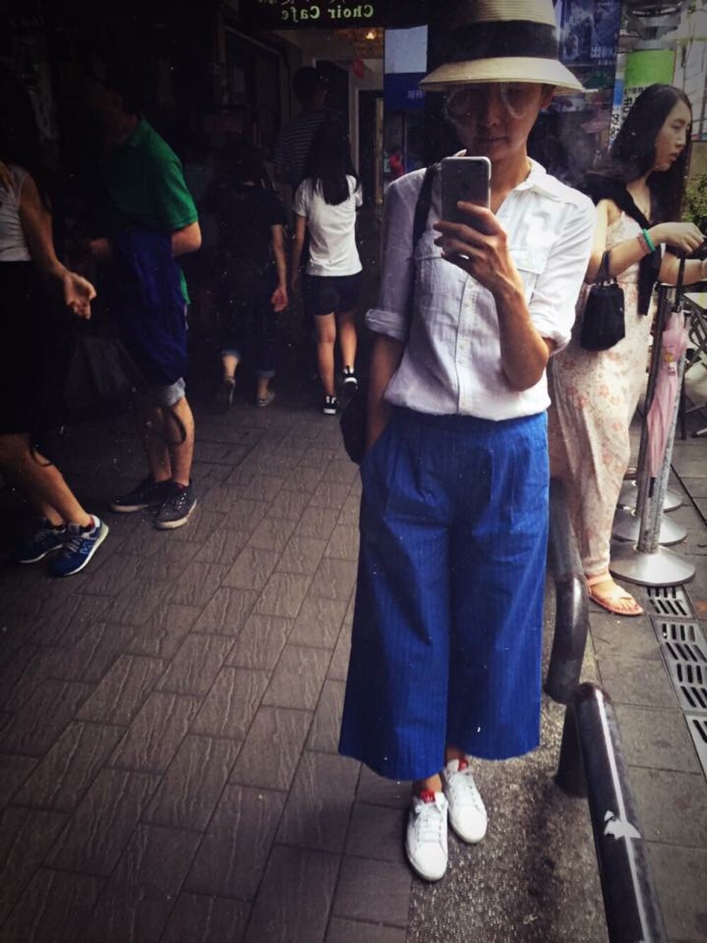 「URBAN RESEARCHのアイテム（その他パンツ、ブルー系）」を使った、Eva Linさん（レディース・163cm）の夏コーディネートの1枚目の写真