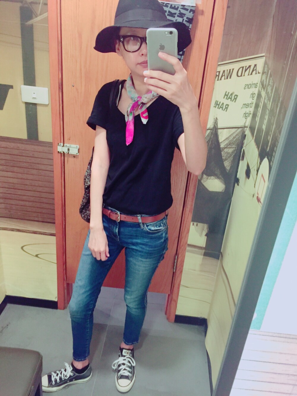 「ZARAのアイテム（デニムパンツ、ブルー系）」を使った、Eva Linさん（レディース・163cm）の夏コーディネートの1枚目の写真