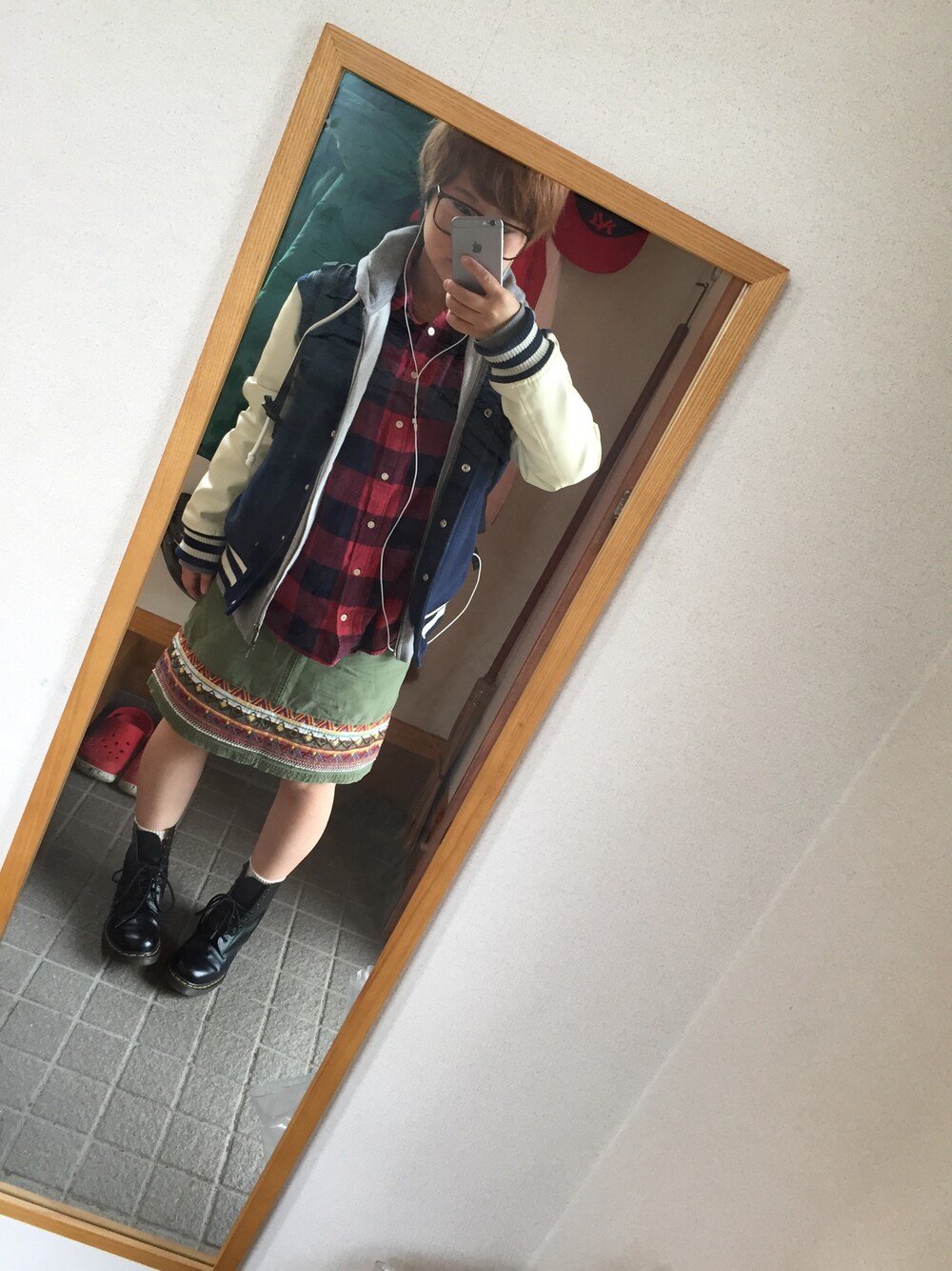 「スカート、Dr.Martens、伊達眼鏡、ネルシャツ、ブロックチェック、スタジャン」｜「？のアイテム（スカート、グリーン系）」を使った、ろいどさん（レディース・150cm）の春コーディネートの1枚目の写真