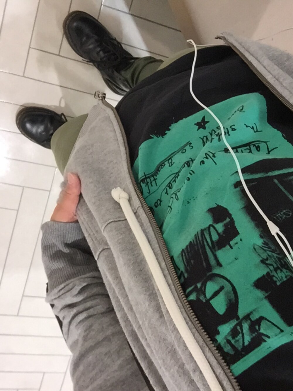 「Dr.Martens、パーカー、Tシャツ、スキニーデニム」｜「Dr. MartensのDr.Martens（ブーツ、ブラック系）」を使った、ろいどさん（レディース・151cm）の夏コーディネートの1枚目の写真