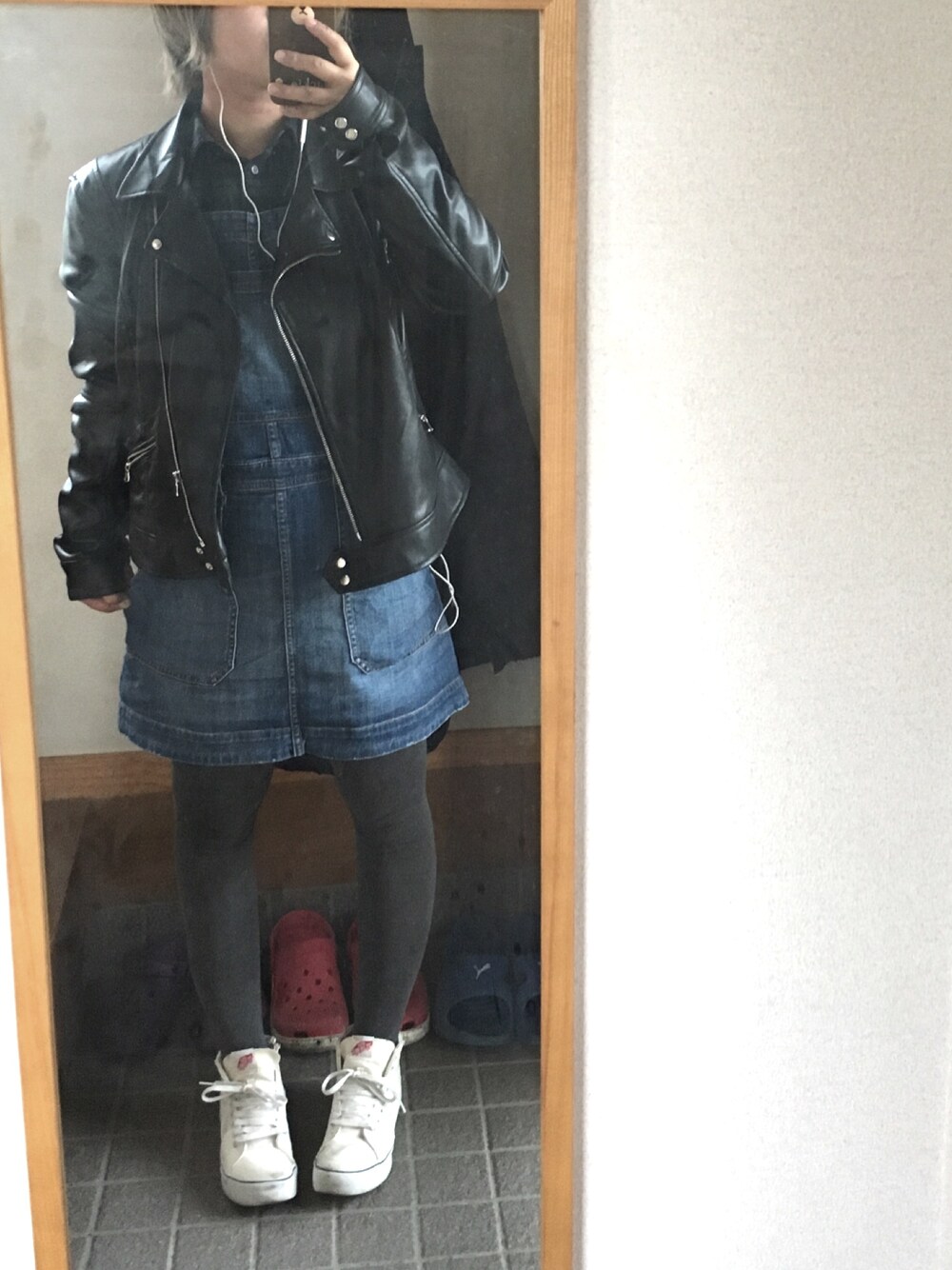 「ライダースジャケット、ZARA、ネルシャツ、チェックシャツ、UNIQLO、サロペットスカート、H&M、スニーカー、VANS」｜「UNIQLOのネルシャツ（シャツ/ブラウス、グリーン系）」を使った、ろいどさん（レディース・151cm）の冬コーディネートの1枚目の写真