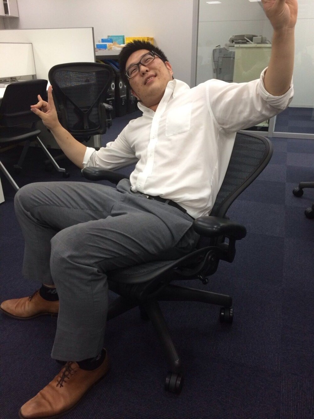 ホワイト系のシャツ/ブラウスを着用したメンズの夏コーディネートの1枚目の写真