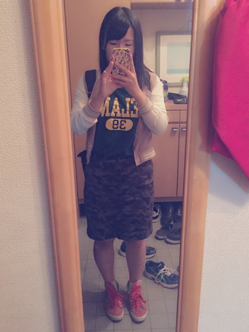 「E hyphen world galleryのアイテム（Tシャツ/カットソー、グリーン系）」を使った、repiさん（レディース・161cm）の秋コーディネートの1枚目の写真