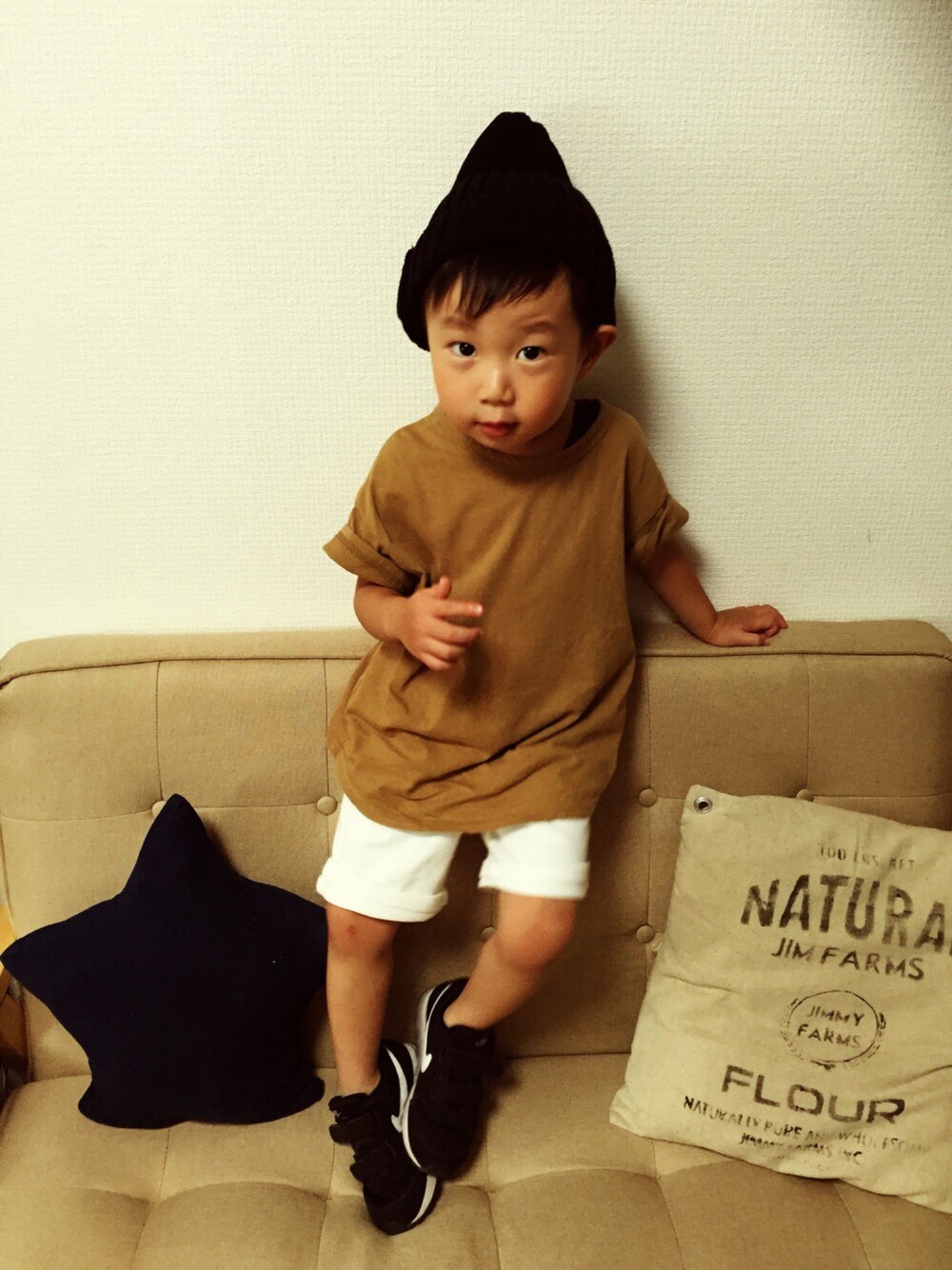 ホワイト系のパンツ、ブラック系のスニーカー、ブラック系のニットキャップ/ビーニーを着用したキッズの夏コーディネートの1枚目の写真