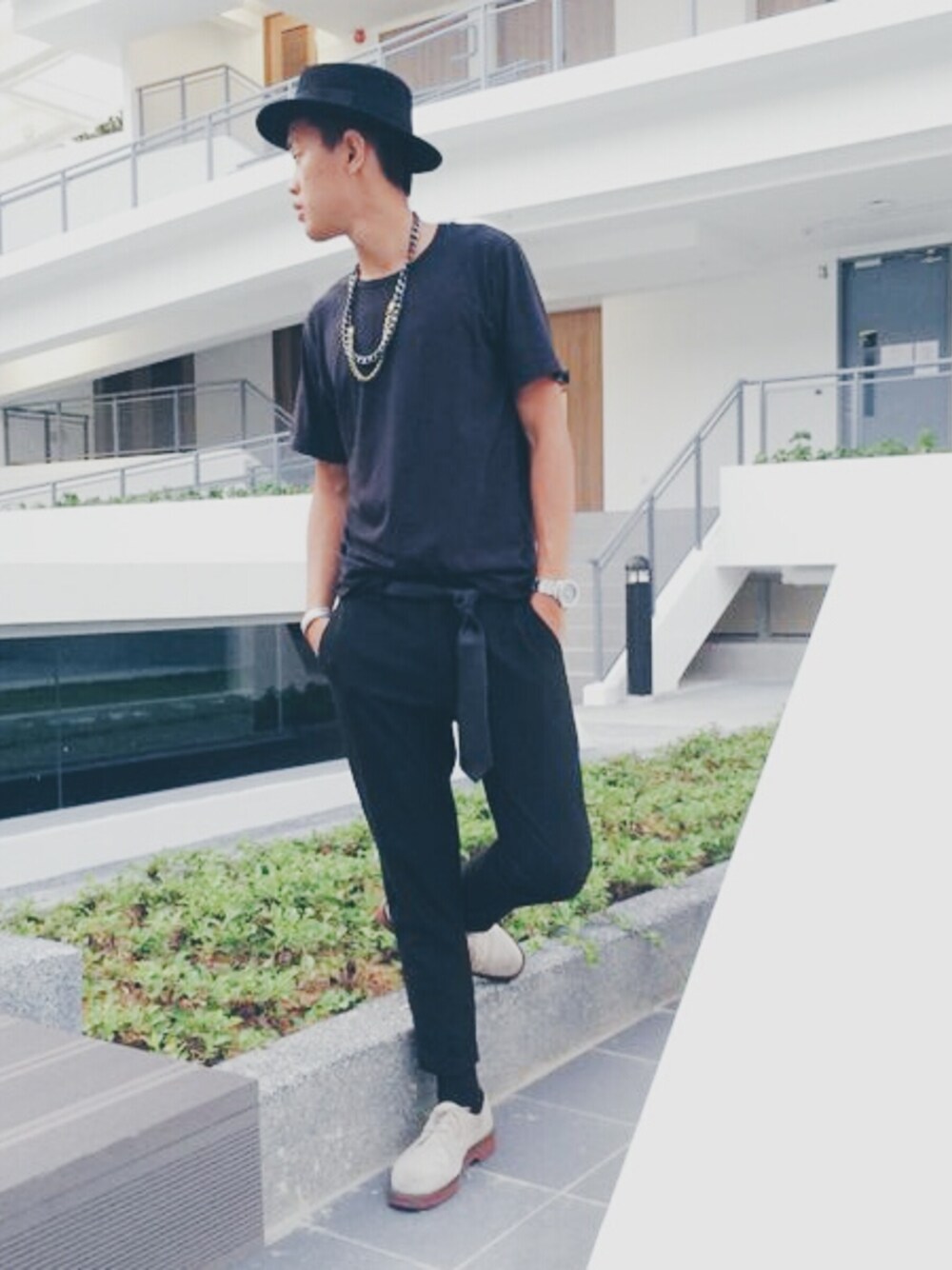 「ootd、ootdsg、black、tie」｜「dr martens のアイテム（その他シューズ、グレー系）」を使った、matthieuさん（メンズ・179cm）の冬コーディネートの1枚目の写真