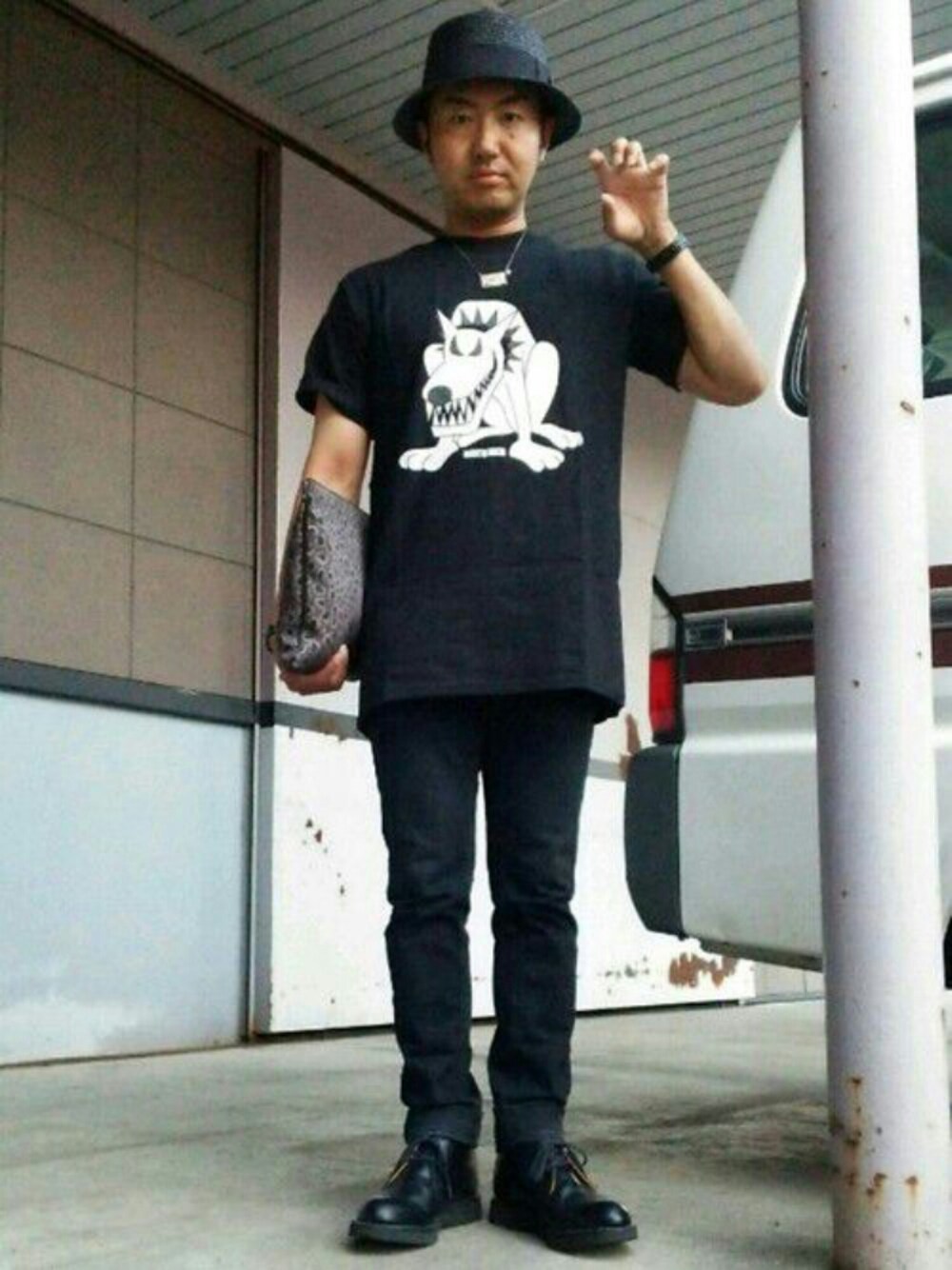 その他のクラッチバッグ、ブラック系のデニムパンツ、ブラック系のTシャツ/カットソーを着用したメンズの夏コーディネートの1枚目の写真
