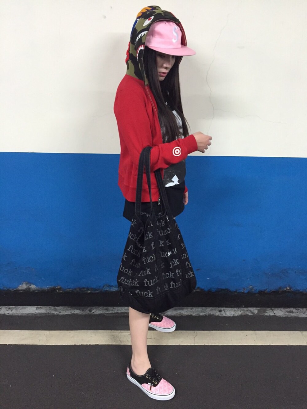 「Supreme のアイテム（その他、ブラック系）」を使った、林咪さん（レディース・160cm）の秋コーディネートの1枚目の写真