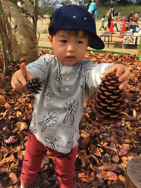 「BOBO CHOSES（ボボショーズ）のアイテム（Tシャツ/カットソー、グレー系）」を使った、＊57さん（キッズ・90cm）の秋コーディネート