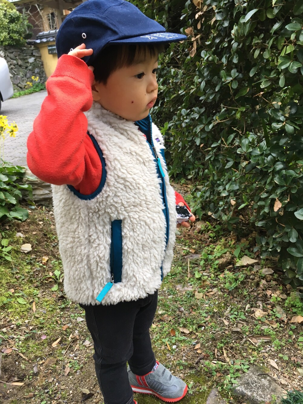 「ユニクロ、パタゴニア、パタゴニアキッズ」｜「patagoniaのアイテム（ダウンベスト、ホワイト系）」を使った、＊57さん（キッズ・90cm）の秋コーディネートの1枚目の写真