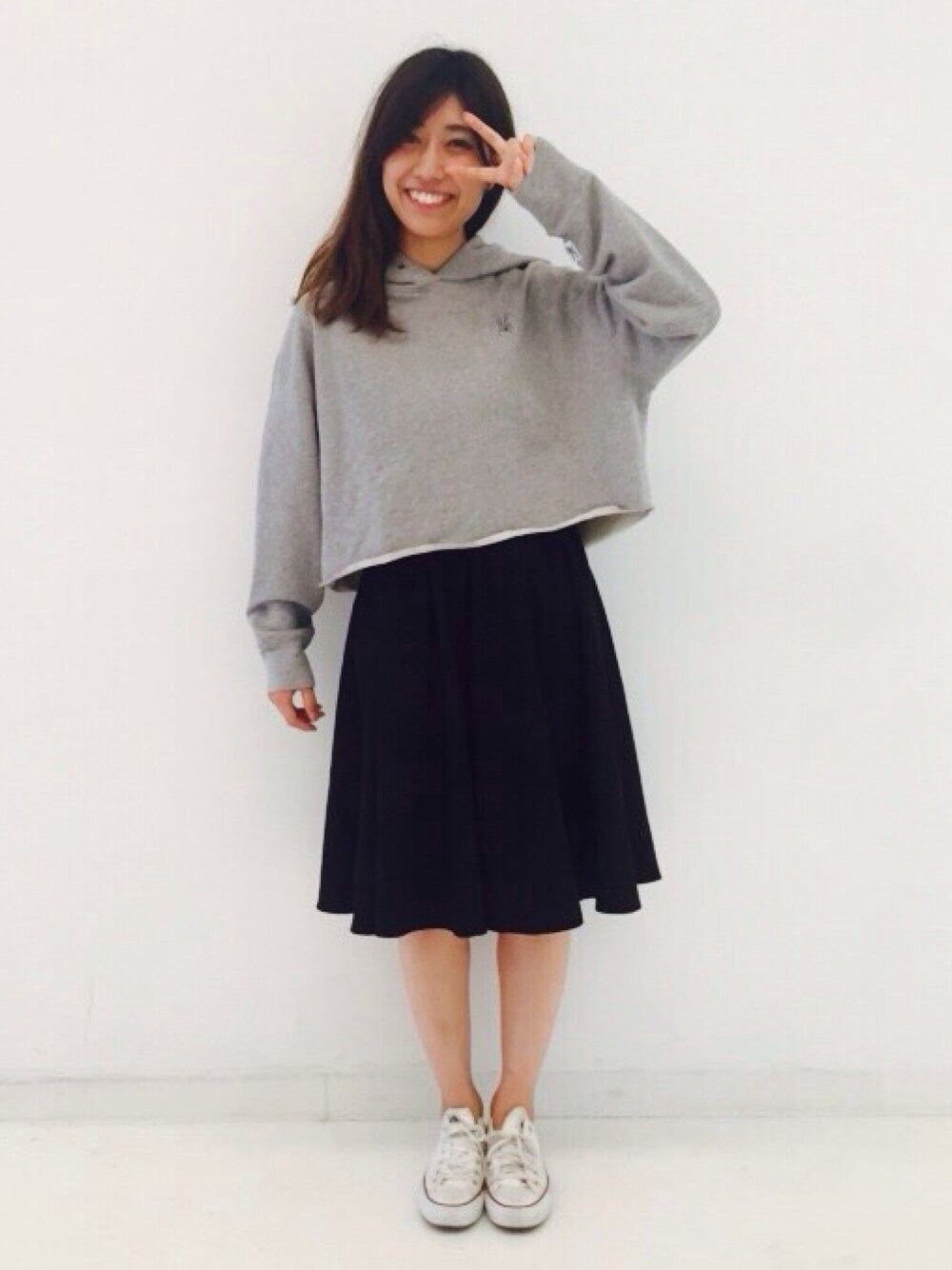 グレー系のスウェットを着用したレディースの秋コーディネートの1枚目の写真