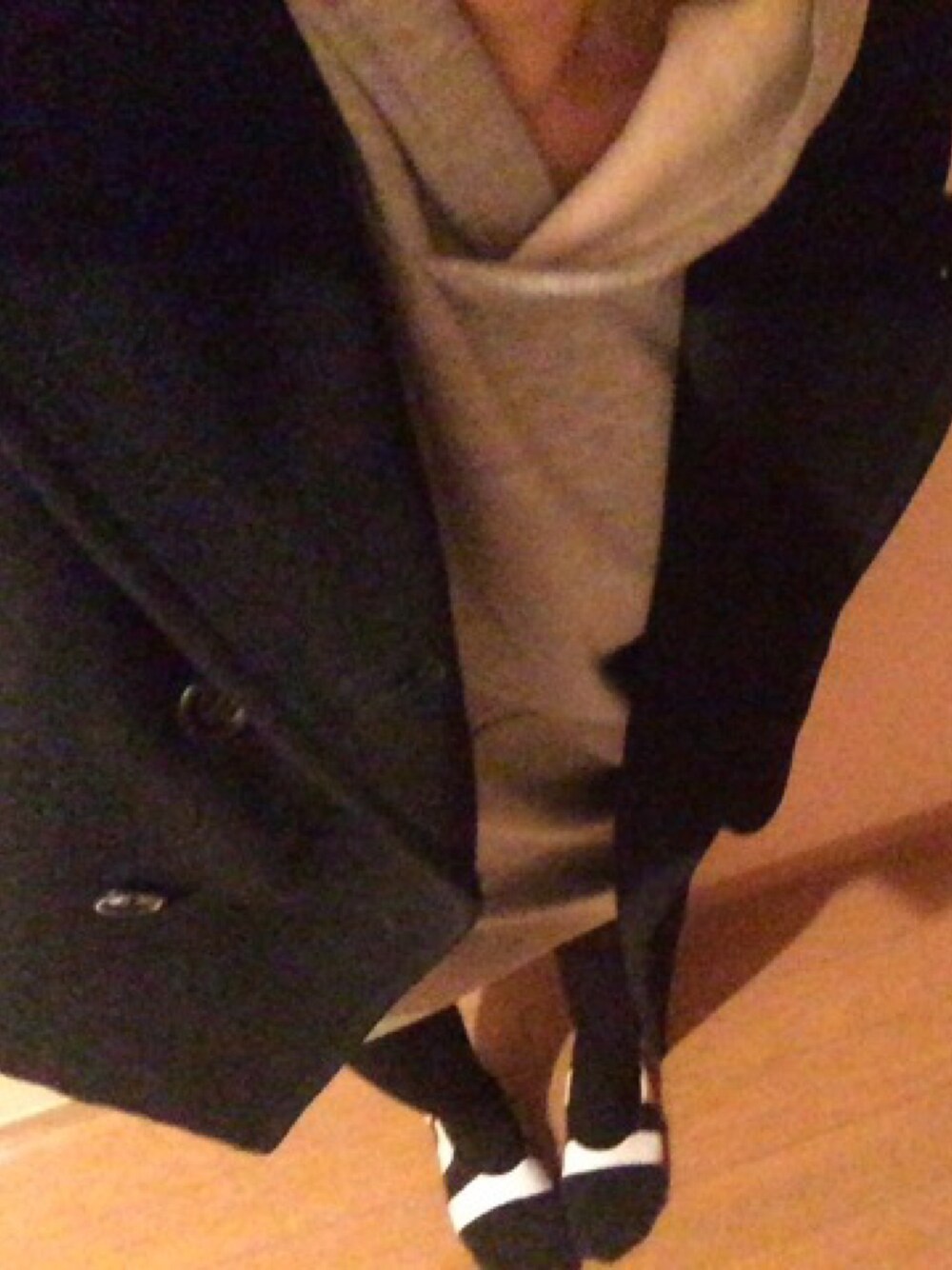 グレー系のワンピース、ブラック系のピーコート、ブラック系のブーツを着用したレディースの冬コーディネートの1枚目の写真