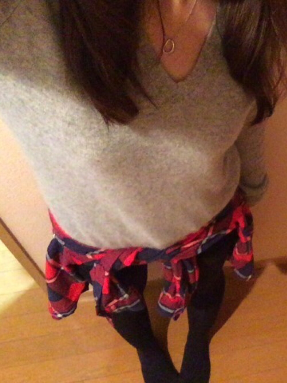 ブラック系のブーツ、ブラック系のその他パンツ、レッド系のシャツ/ブラウスを着用したレディースの冬コーディネートの1枚目の写真