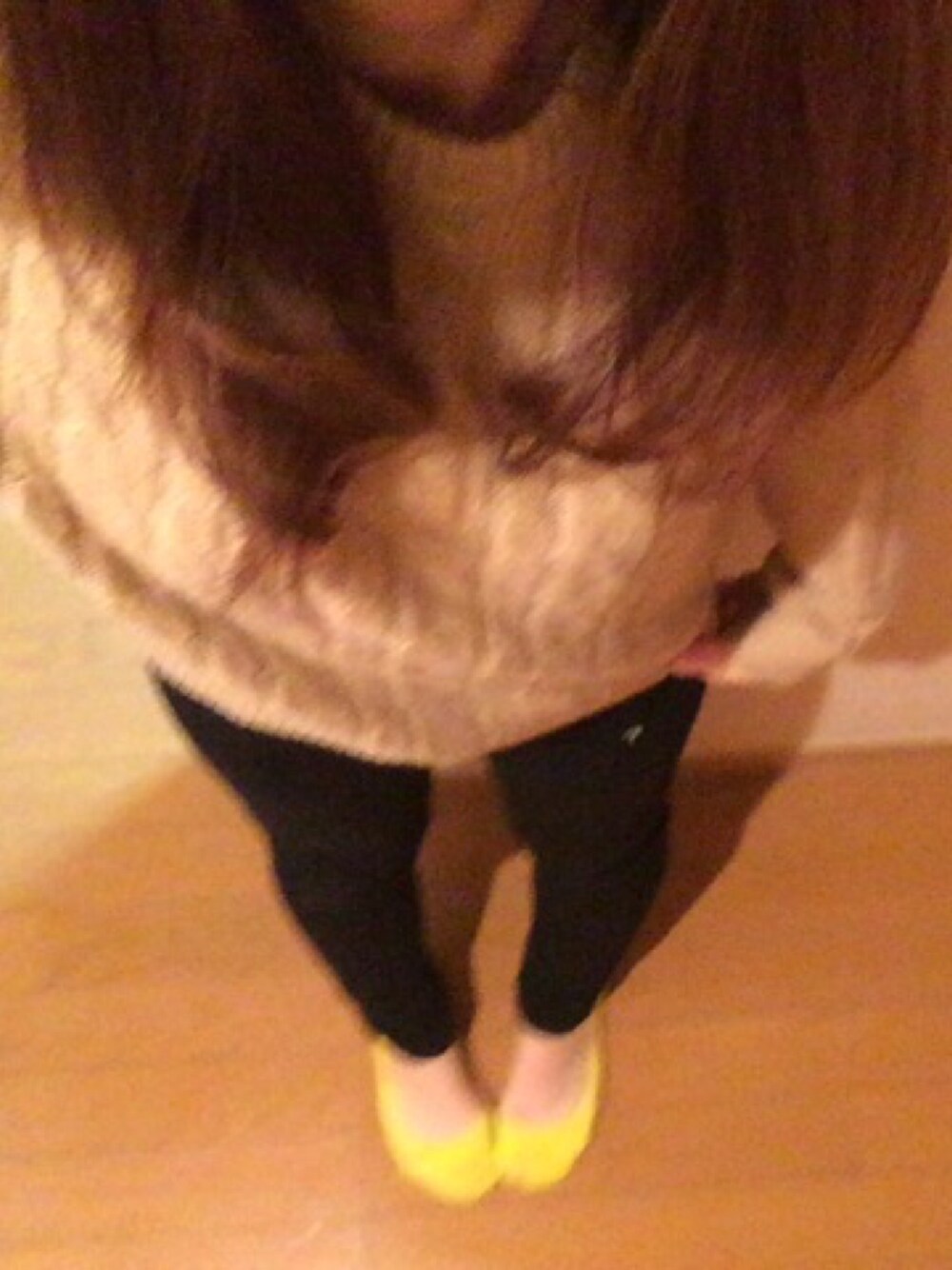 ベージュ系のニット/セーター、ブラック系のデニムパンツ、ブラウン系のモカシン/デッキシューズを着用したレディースの冬コーディネートの1枚目の写真