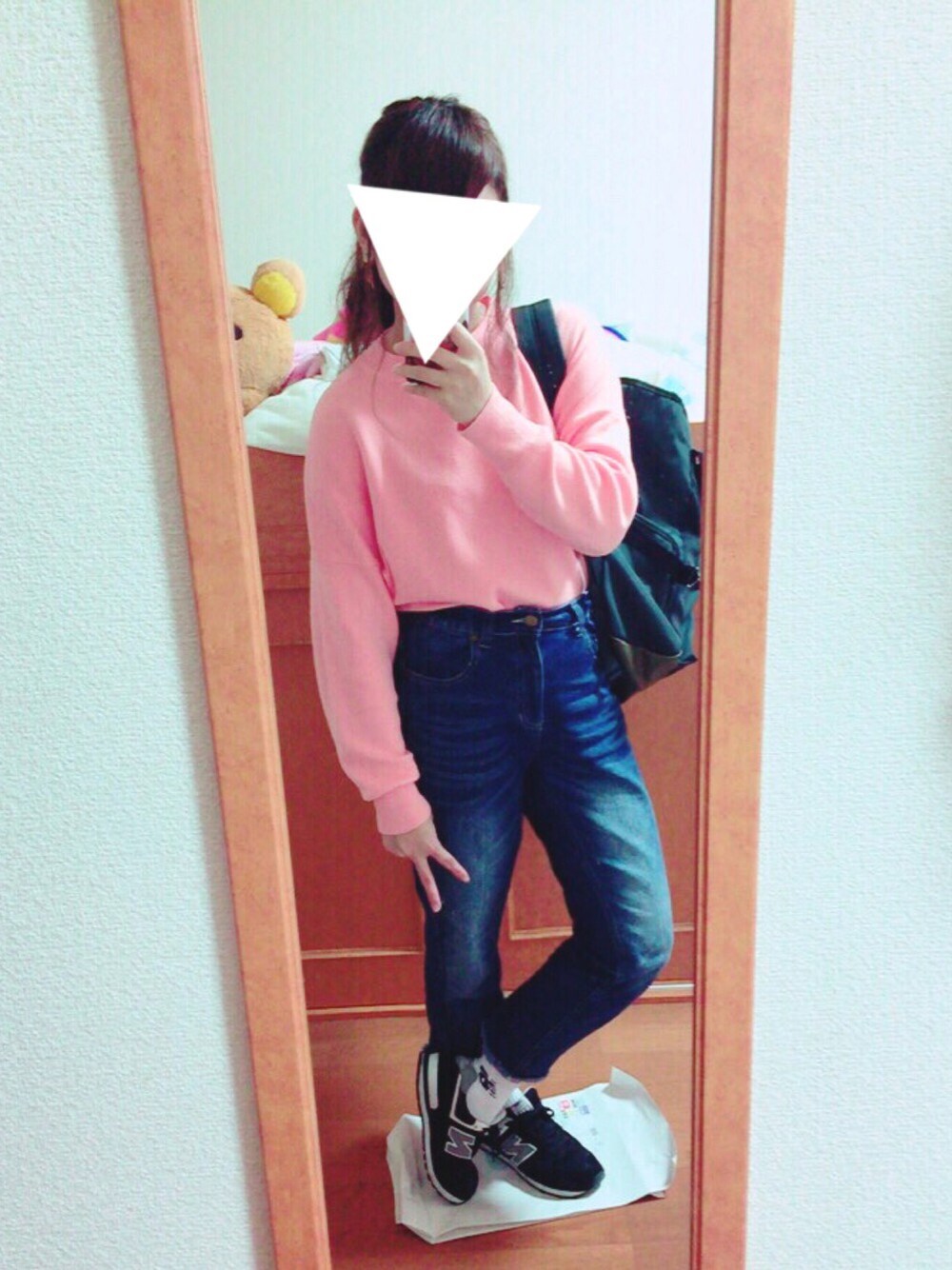 「雨の日コーデ、春コーデ、ピンク、Kastane、mystic、who's who chico、バックパック、ジャックパーセル、New Balance」｜「mysticの【mystic】ウオッシャブルカタオチプルオーバー（ニット/セーター、ピンク系）」を使った、まるちゃんさん（レディース・150cm）の春コーディネートの1枚目の写真