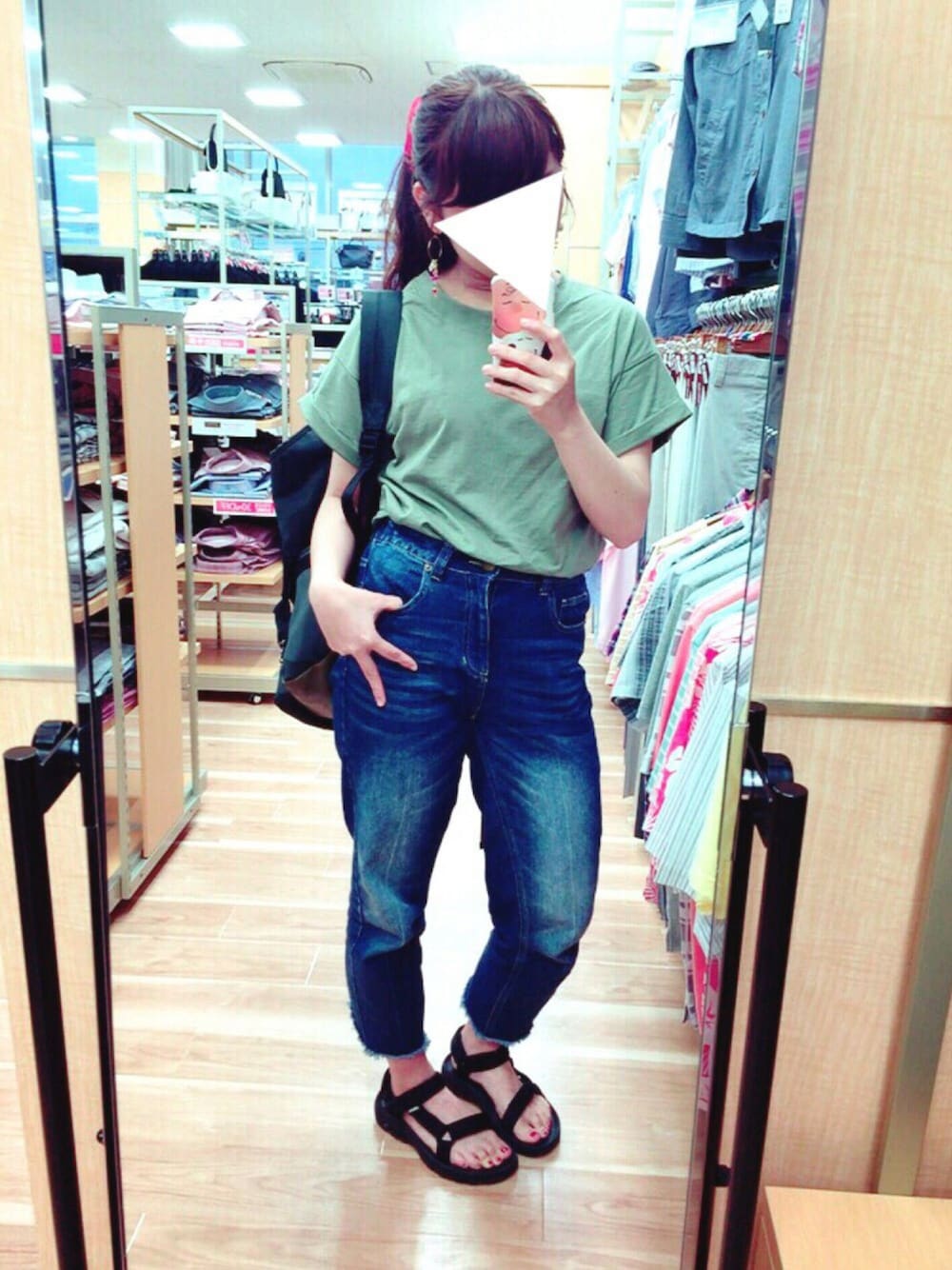 「大人カジュアル、夏コーデ、ラフ、Kastane、teva」｜「KastaneのスビンTシャツ（Tシャツ/カットソー、グリーン系）」を使った、まるちゃんさん（レディース・150cm）の夏コーディネートの1枚目の写真